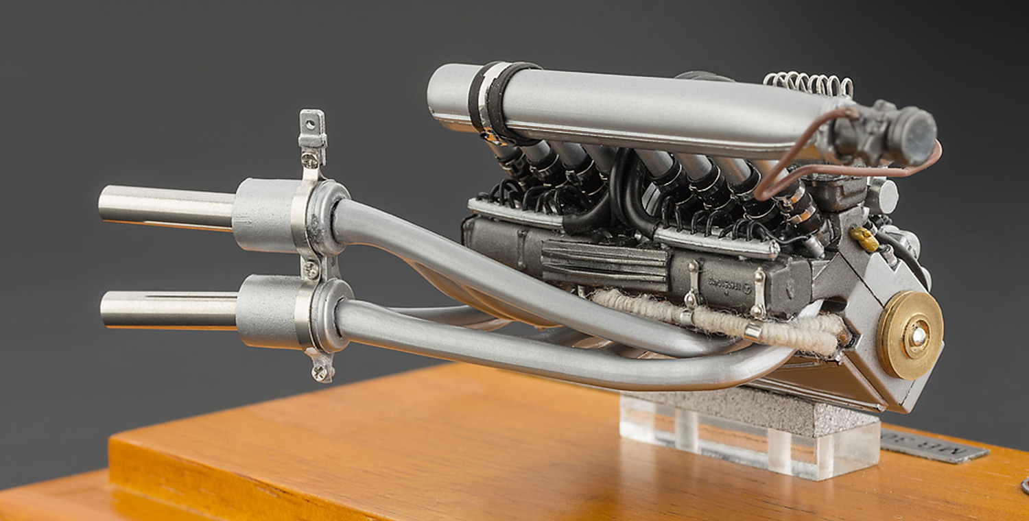 CMC Mercedes-Benz 300 SLR Motor mit Vitrine - 1/18