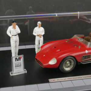 CMC-Bundle Maserati 300S + Motor + 2 Figuren in einer Vitrine - 1/18