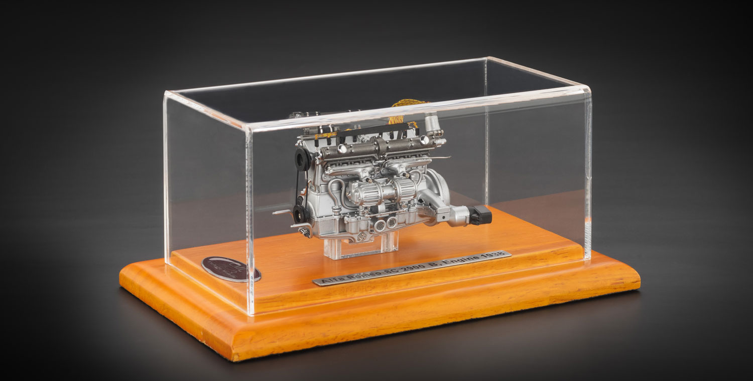 CMC Motor Alfa Romeo 8C 2900 B con vitrina
