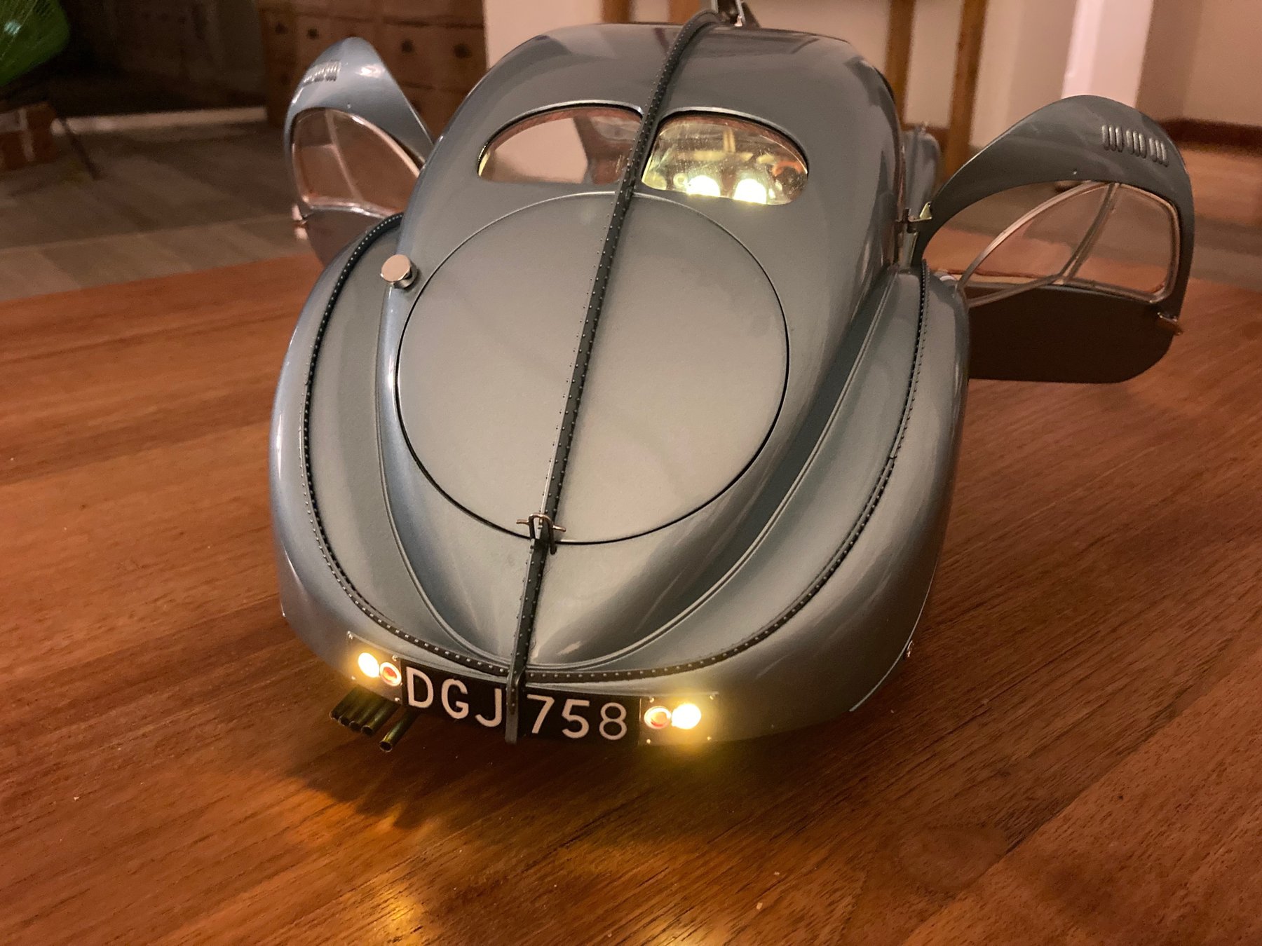 IXO Bugatti Atlantic 57c Fertigmodell 1/8 - 1/8 - 画像3