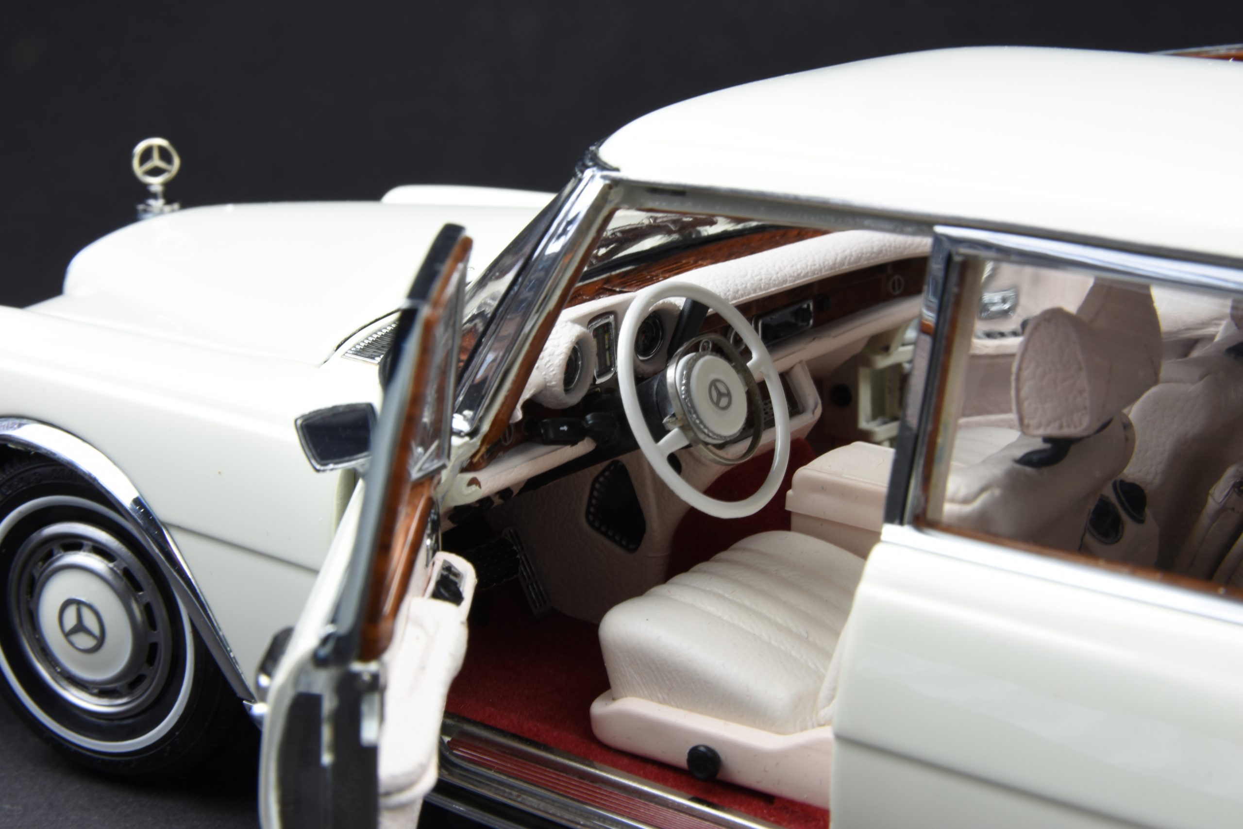 CMC Mercedes-Benz 600 Pullman “Weißer Schwan” - 1/18 - Image 2