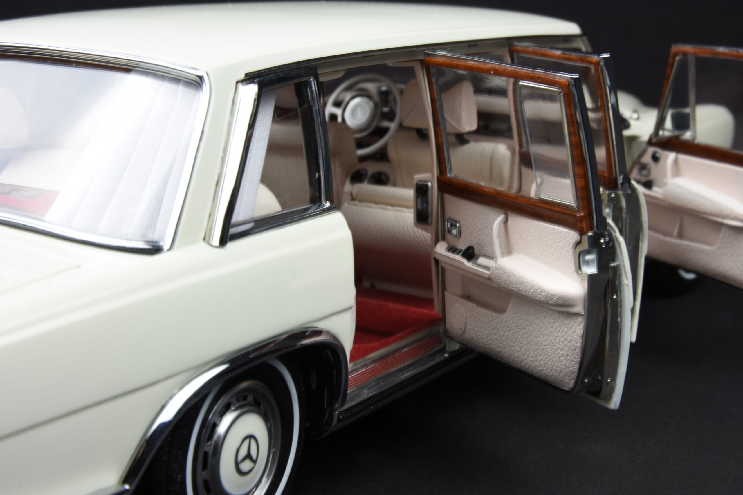CMC Mercedes-Benz 600 Pullman “Weißer Schwan” - 1/18 - Image 4