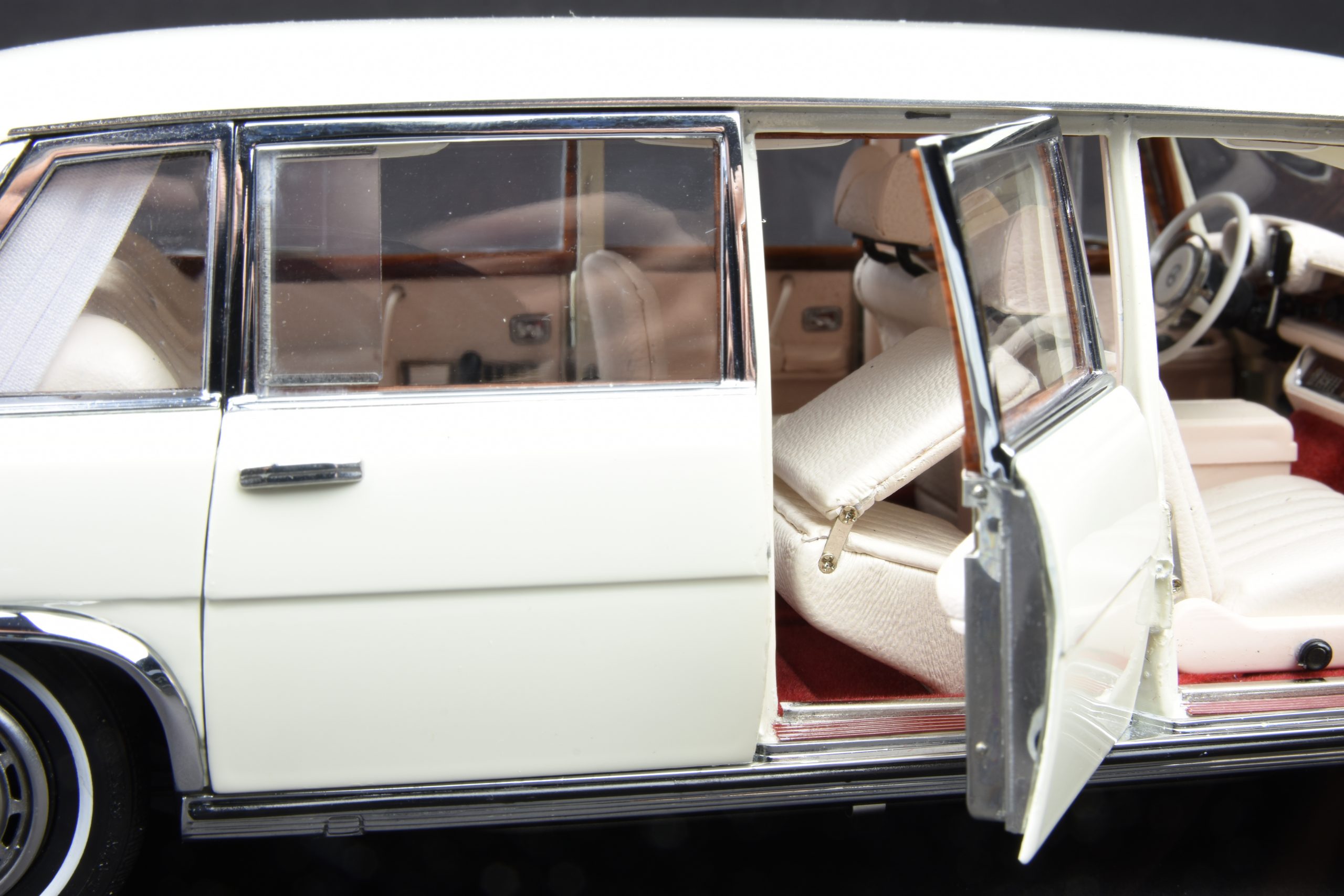 CMC Mercedes-Benz 600 Pullman “Weißer Schwan” - 1/18 - Image 5