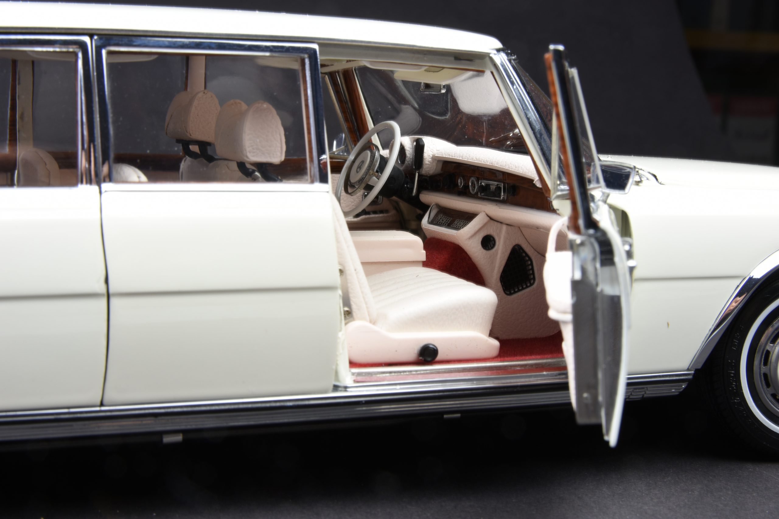 CMC Mercedes-Benz 600 Pullman “Weißer Schwan” - 1/18 - Image 6
