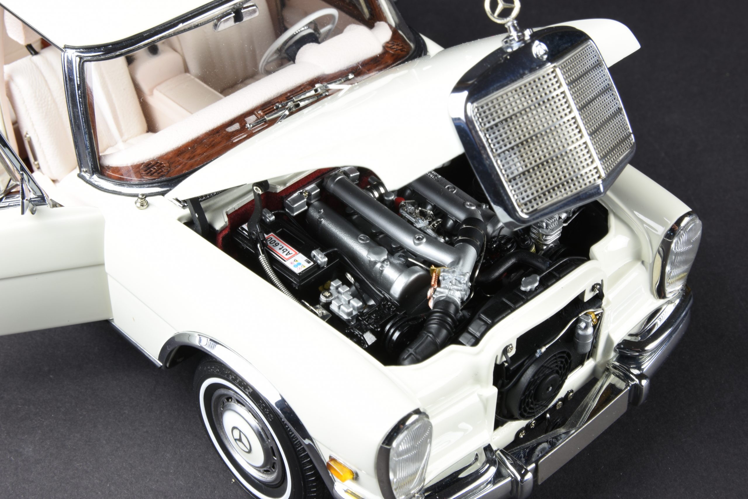 CMC Mercedes-Benz 600 Pullman “Weißer Schwan” - 1/18 - Image 7