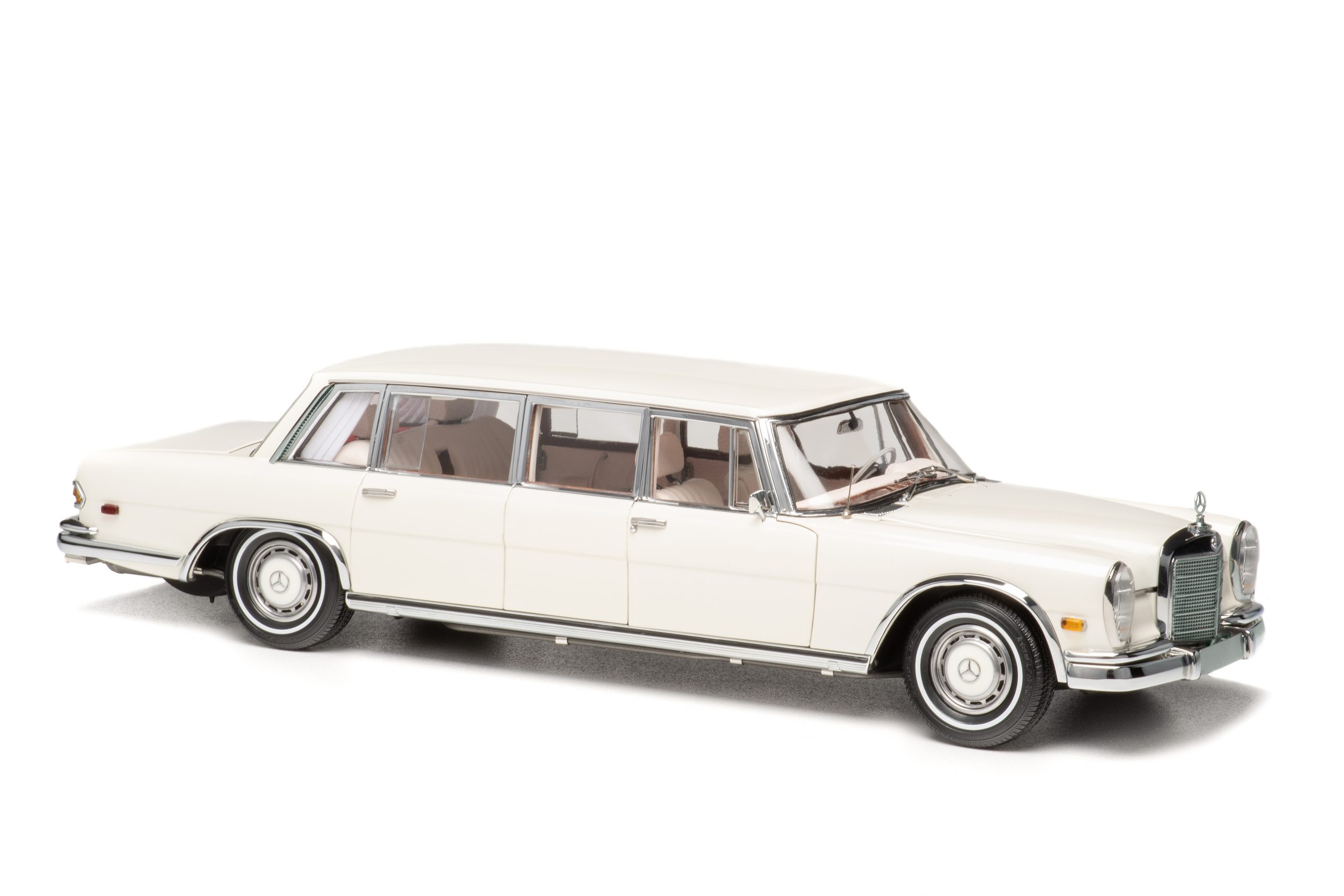 CMC Mercedes 600 Pullman White Swan M-215