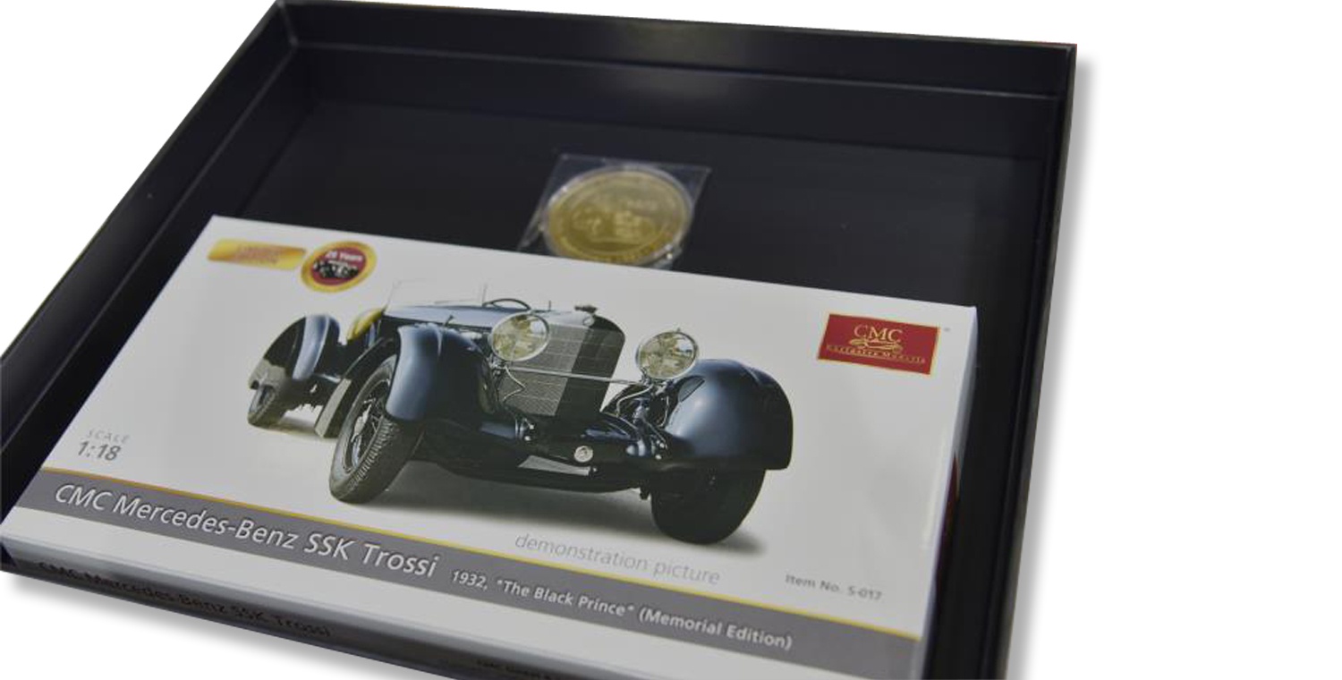 CMC Mercedes-Benz SSK 1934 "Schwarzer Prinz" (Memorial Edition), Modell, Buch 25 Jahre CMC, Jubiläumsmünze - 1/18 – Bild 2