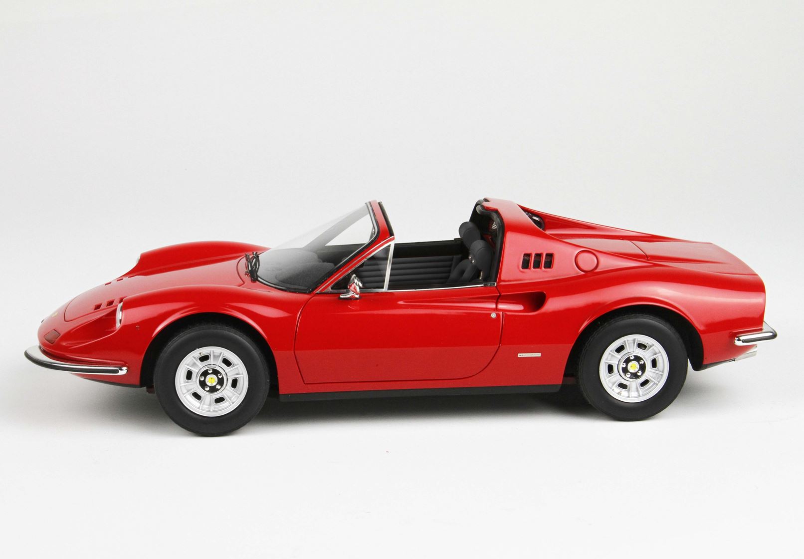 BBR Ferrari Dino 246 GTS 1972 Showcar Rosso Corsa 322 - 1/18 - صورة BBR Ferrari Dino 246 GTS 1972 Showcar Rosso Corsa 322 - 1/18 - صورة 3