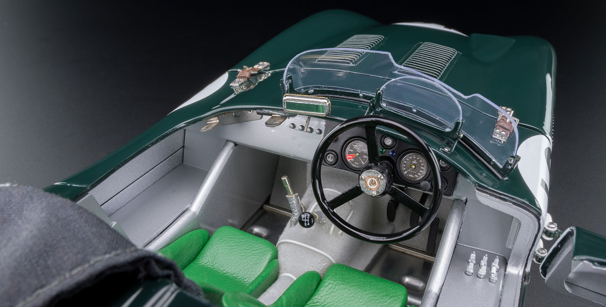 CMC Jaguar C Type,1953, 24h Frankreich WINNER #18 , Tony Rolt / Duncan Hamilton, ( British Racing Green ) - 1/18 - Image 4