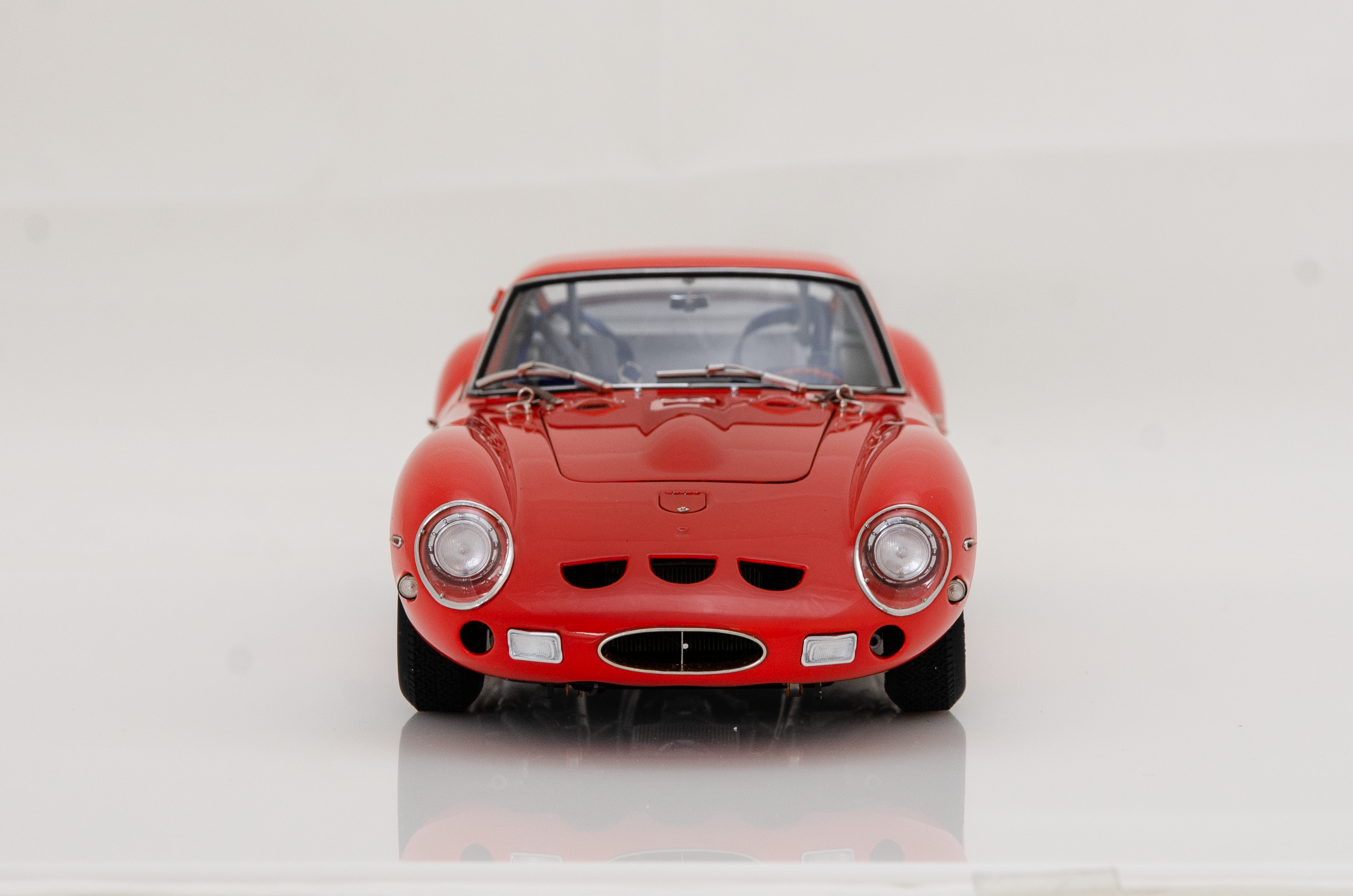 Martisan Ferrari 250 GTO Rosso Corsa mit Kupferkarosserie one of 199 - 1/18 - صورة Martisan Ferrari 250 GTO Rosso Corsa mit Kupferkarosserie one of 199 - 1/18 - صورة 34