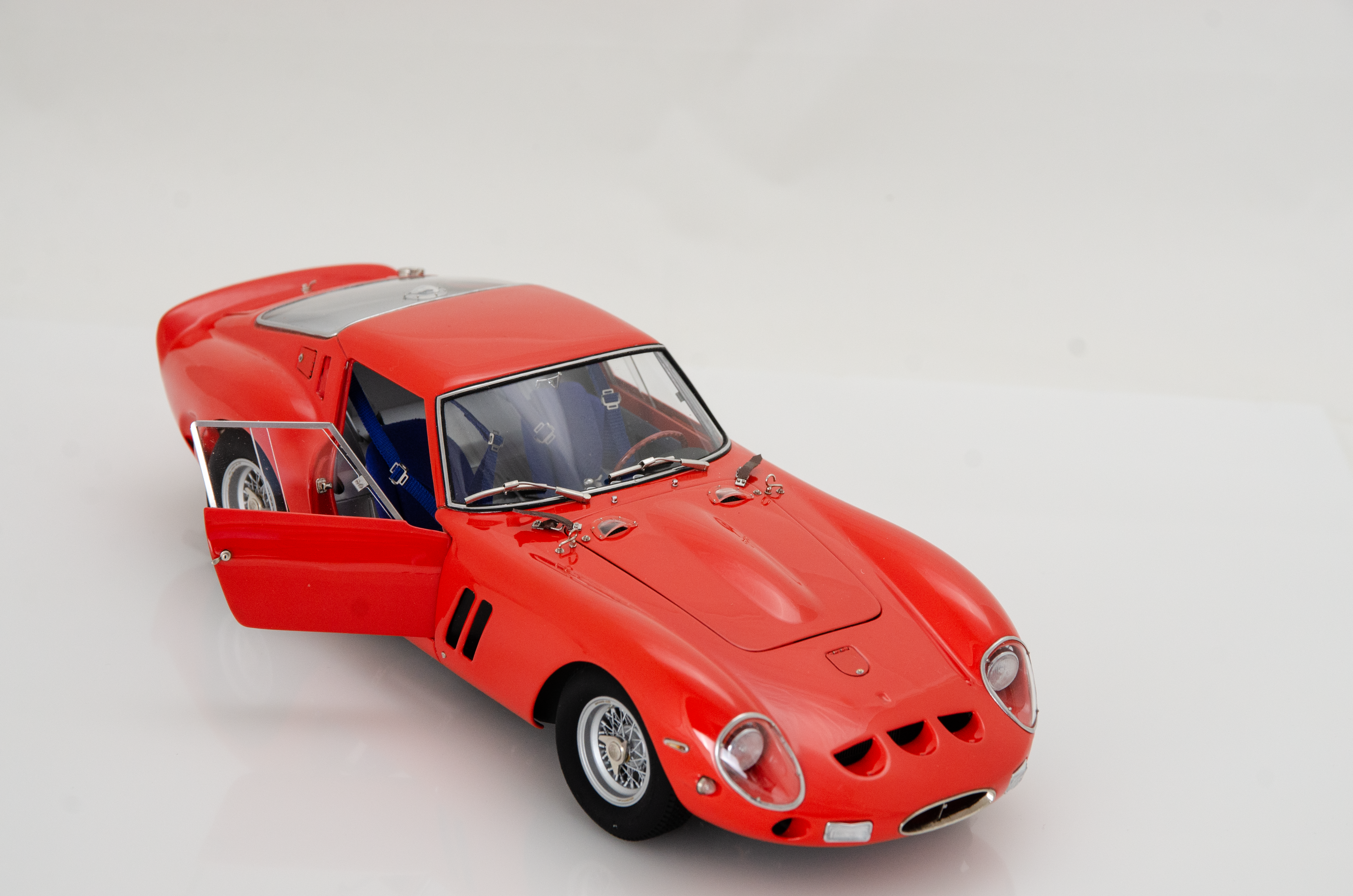 Martisan Ferrari 250 GTO Rosso Corsa mit Kupferkarosserie one of 199 - 1/18 - صورة Martisan Ferrari 250 GTO Rosso Corsa mit Kupferkarosserie one of 199 - 1/18 - صورة 37