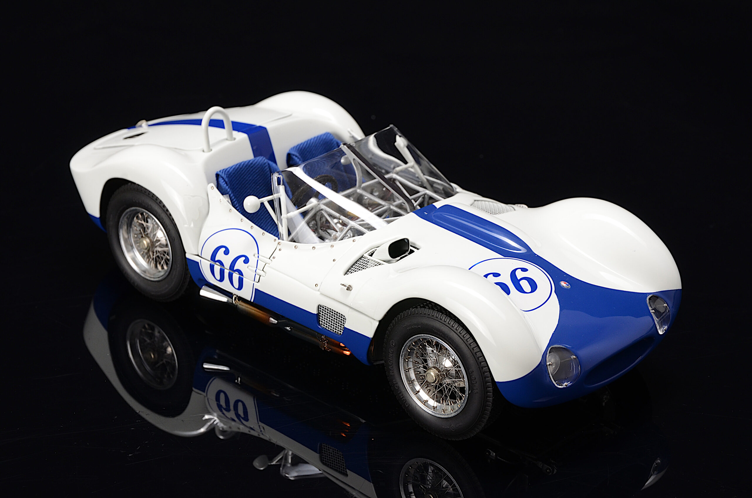 CMC Maserati Tipo 61 "Birdcage", #66, Winner SCCA Continental Divide Race Juni 1960, Jim Hall, white/blue Limited Edition 1000 pcs. - 1/18 - 画像2