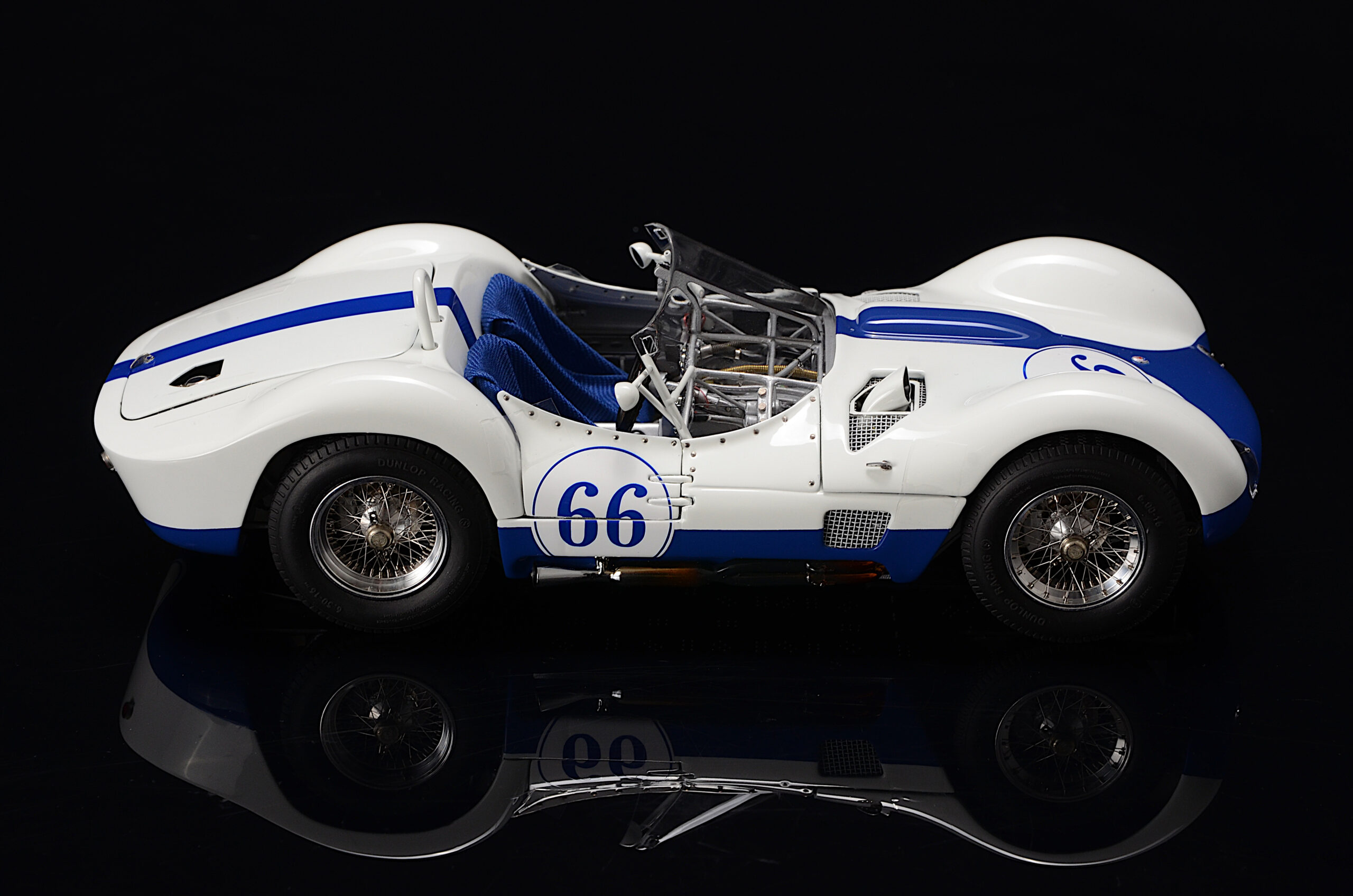 CMC Maserati Tipo 61 "Birdcage", #66, Winner SCCA Continental Divide Race Juni 1960, Jim Hall, white/blue Limited Edition 1000 pcs. - 1/18 - 画像3