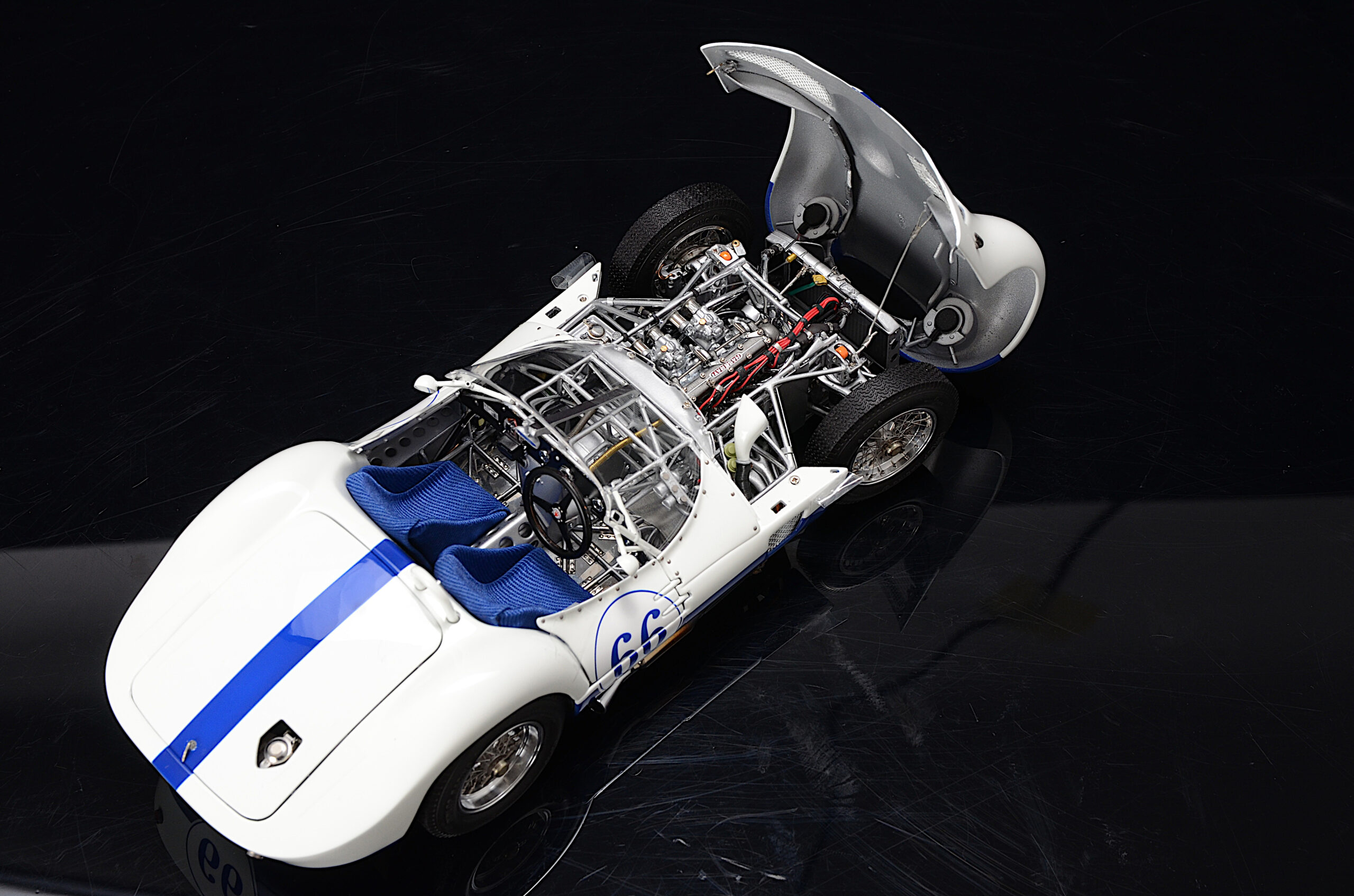 CMC Maserati Tipo 61 "Birdcage", #66, Winner SCCA Continental Divide Race Juni 1960, Jim Hall, white/blue Limited Edition 1000 pcs. - 1/18 - 画像4