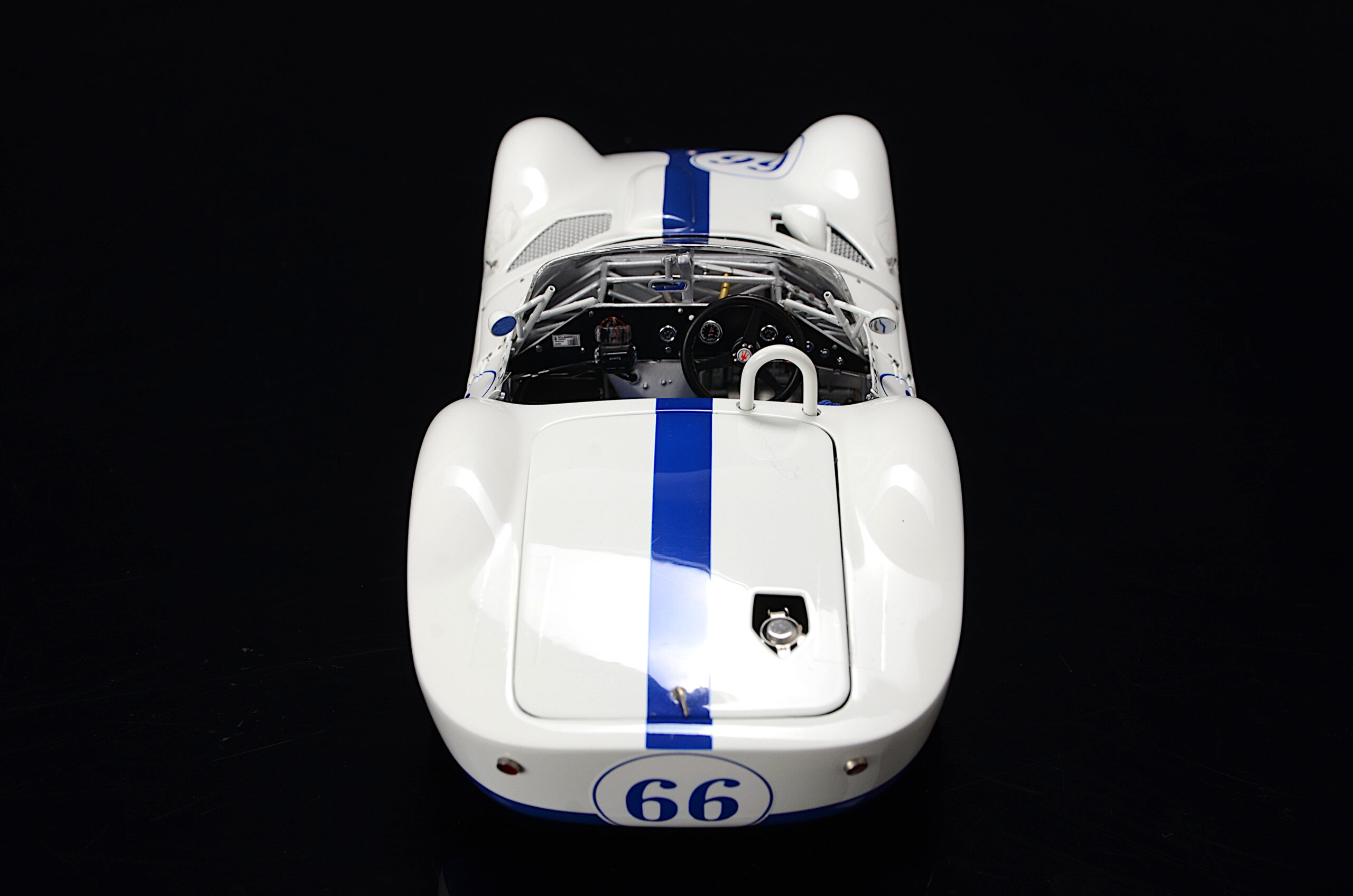 CMC Maserati Tipo 61 "Birdcage", #66, Winner SCCA Continental Divide Race Juni 1960, Jim Hall, white/blue Limited Edition 1000 pcs. - 1/18 - 画像5