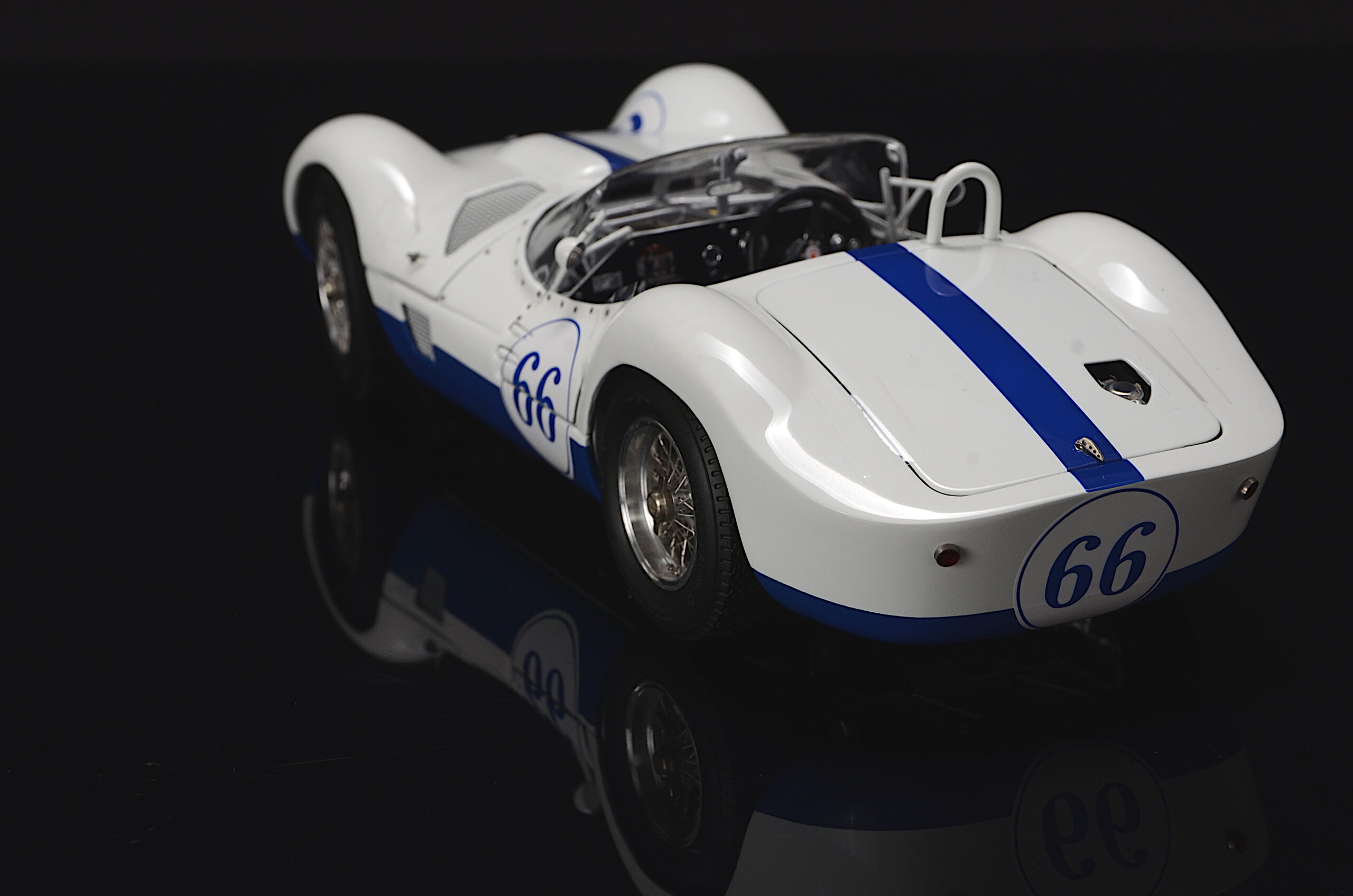 CMC Maserati Tipo 61 "Birdcage", #66, Winner SCCA Continental Divide Race Juni 1960, Jim Hall, white/blue Limited Edition 1000 pcs. - 1/18 - 画像6