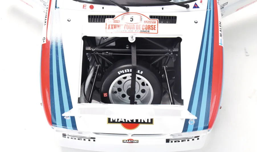 IXO ランチア 037 ラリーキット 1:8