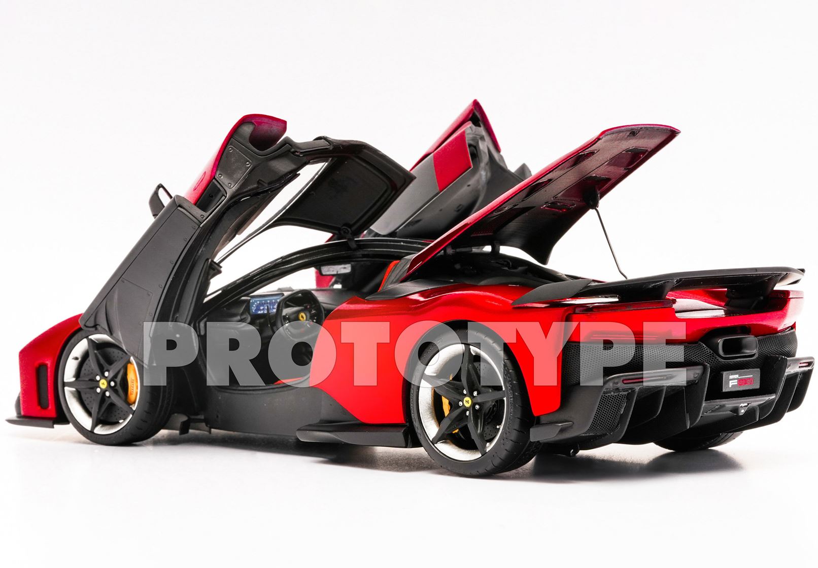 BBR Ferrari F80 diecast full open Rosso Supercar - LAUNCH PACK - BASE AND CASE INCLUDED - 1/18 - صورة BBR Ferrari F80 diecast full open Rosso Supercar - LAUNCH PACK - BASE AND CASE INCLUDED - 1/18 - صورة 3
