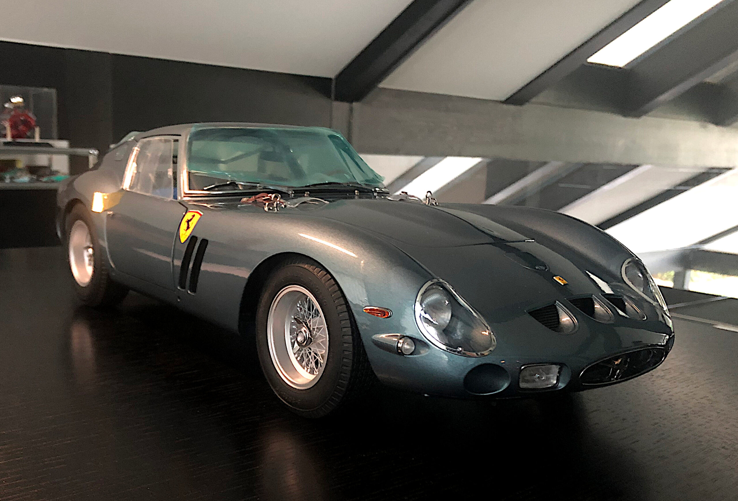 Agora Ferrari 250 GTO Blu Genziana Limited Edition 1:8 Fertigmodell one of 150 - 1/8 - Image 2