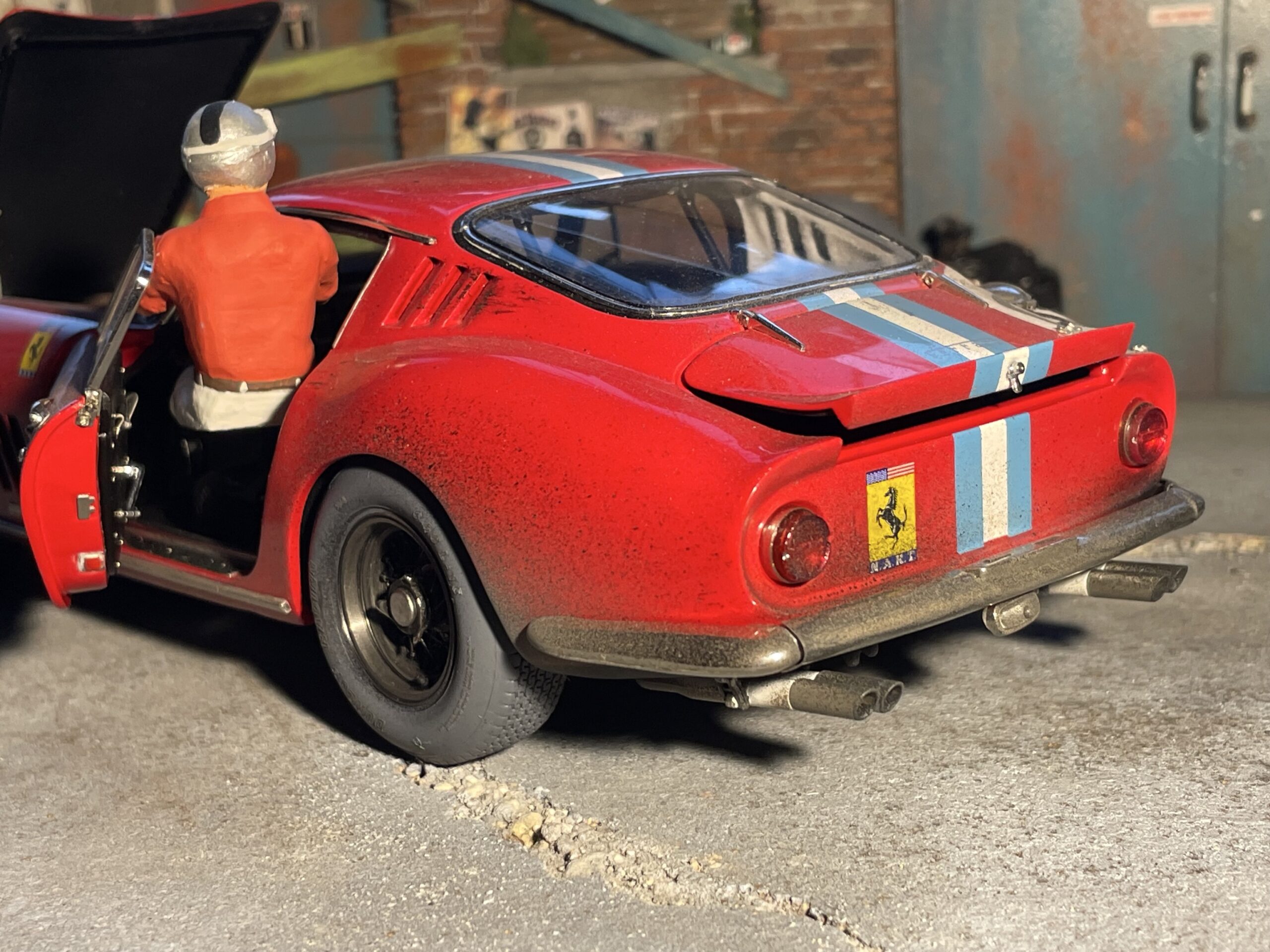 CMC Ferrari 275 GTB/C, 24h Frankreich 1966, Biscaldi/de Bourbon-Parme, #26, one of one weathered by Klaus Exner - 1/18 - Immagine 7