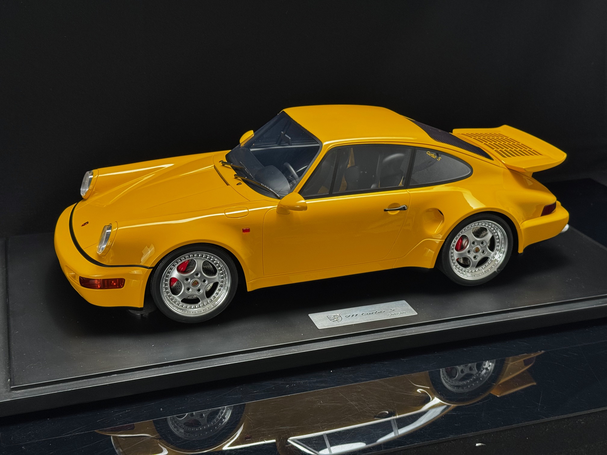 GT Spirit Porsche 911 964 Turbo S gelb 1994 1:8 - 1/8 – Bild 3