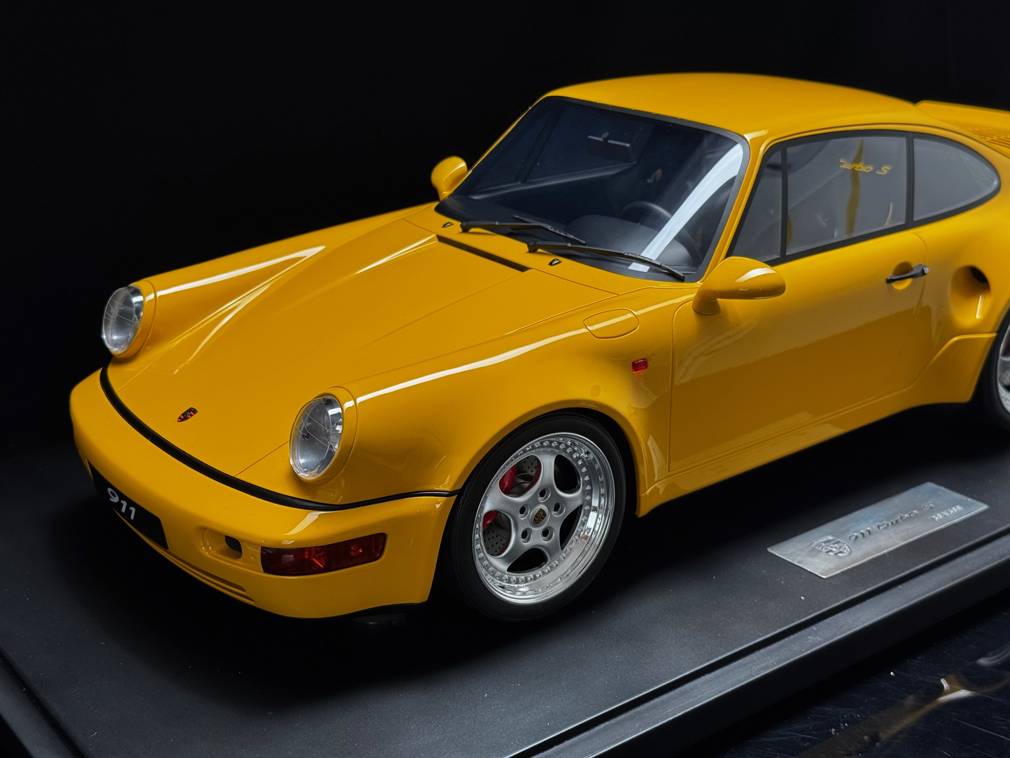 GT Spirit Porsche 911 964 Turbo S gelb 1994 1:8 - 1/8 – Bild 4