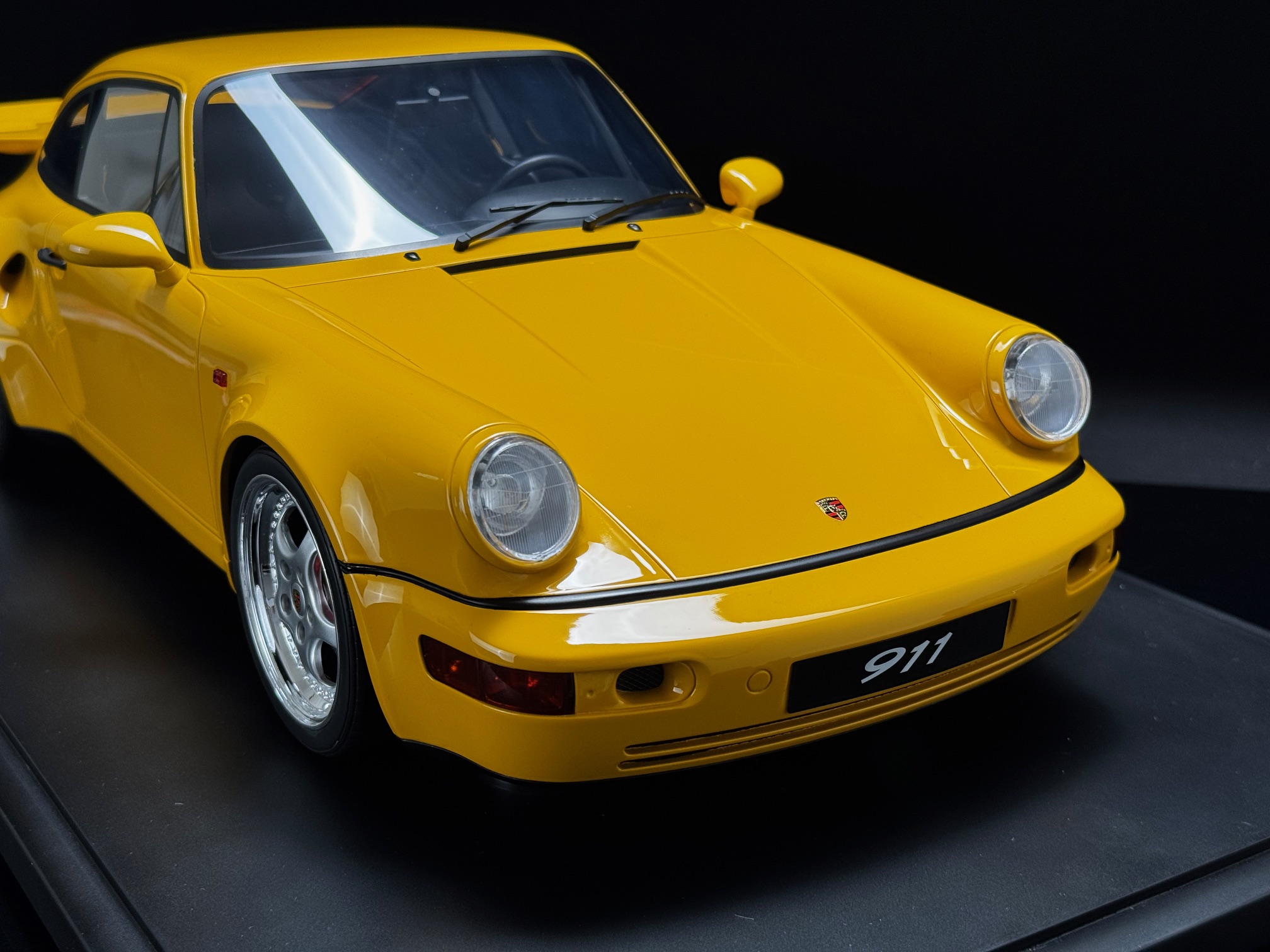 GT Spirit Porsche 911 964 Turbo S gelb 1994 1:8 - 1/8 – Bild 10