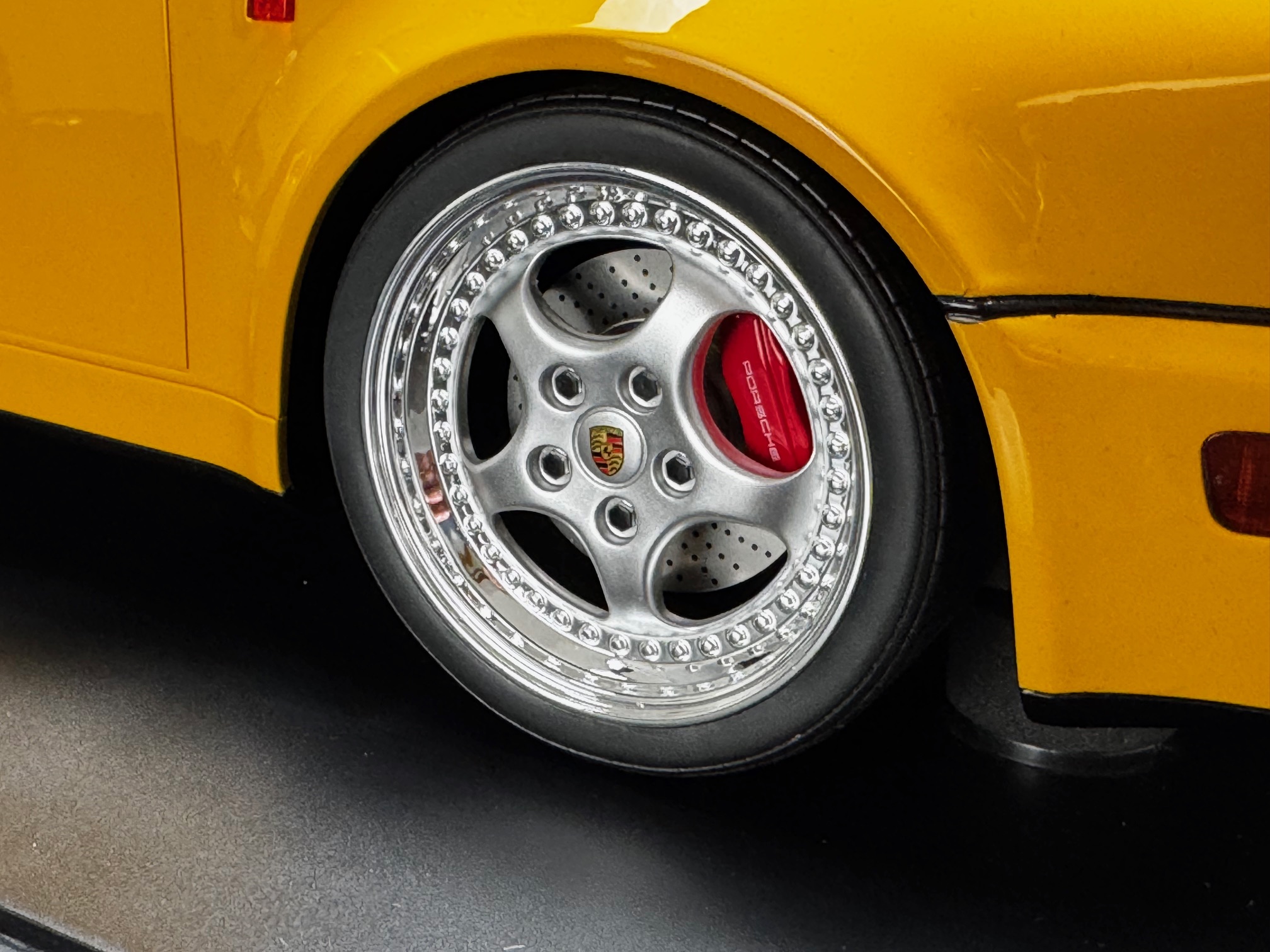 GT Spirit Porsche 911 964 Turbo S gelb 1994 1:8 - 1/8 – Bild 12