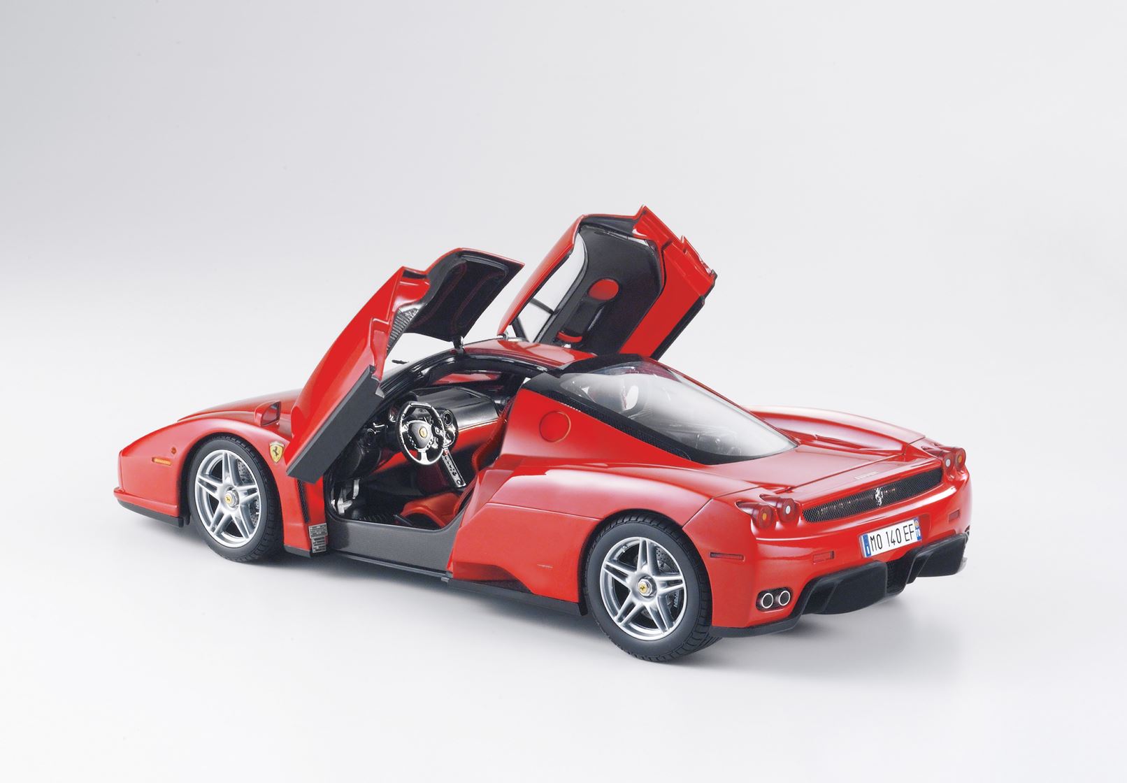 BBR Ferrari Enzo open diecast Rosso Corsa - Silver wheels - Luxury pack - 1/18 - صورة BBR Ferrari Enzo open diecast Rosso Corsa - Silver wheels - Luxury pack - 1/18 - صورة 6