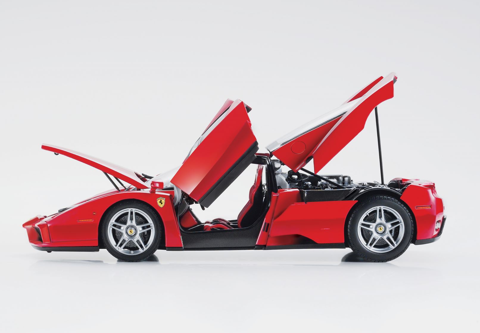 BBR Ferrari Enzo open diecast Rosso Corsa - Silver wheels - Luxury pack - 1/18 - صورة BBR Ferrari Enzo open diecast Rosso Corsa - Silver wheels - Luxury pack - 1/18 - صورة 5