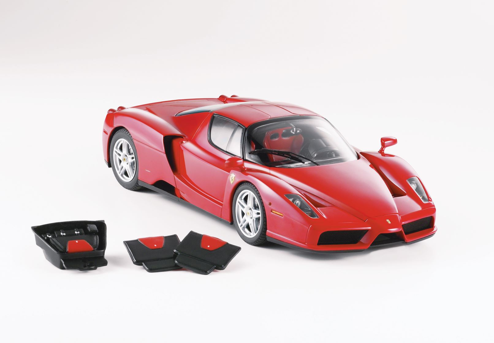 BBR Ferrari Enzo open diecast Rosso Corsa - Silver wheels - Luxury pack - 1/18 - صورة BBR Ferrari Enzo open diecast Rosso Corsa - Silver wheels - Luxury pack - 1/18 - صورة 3