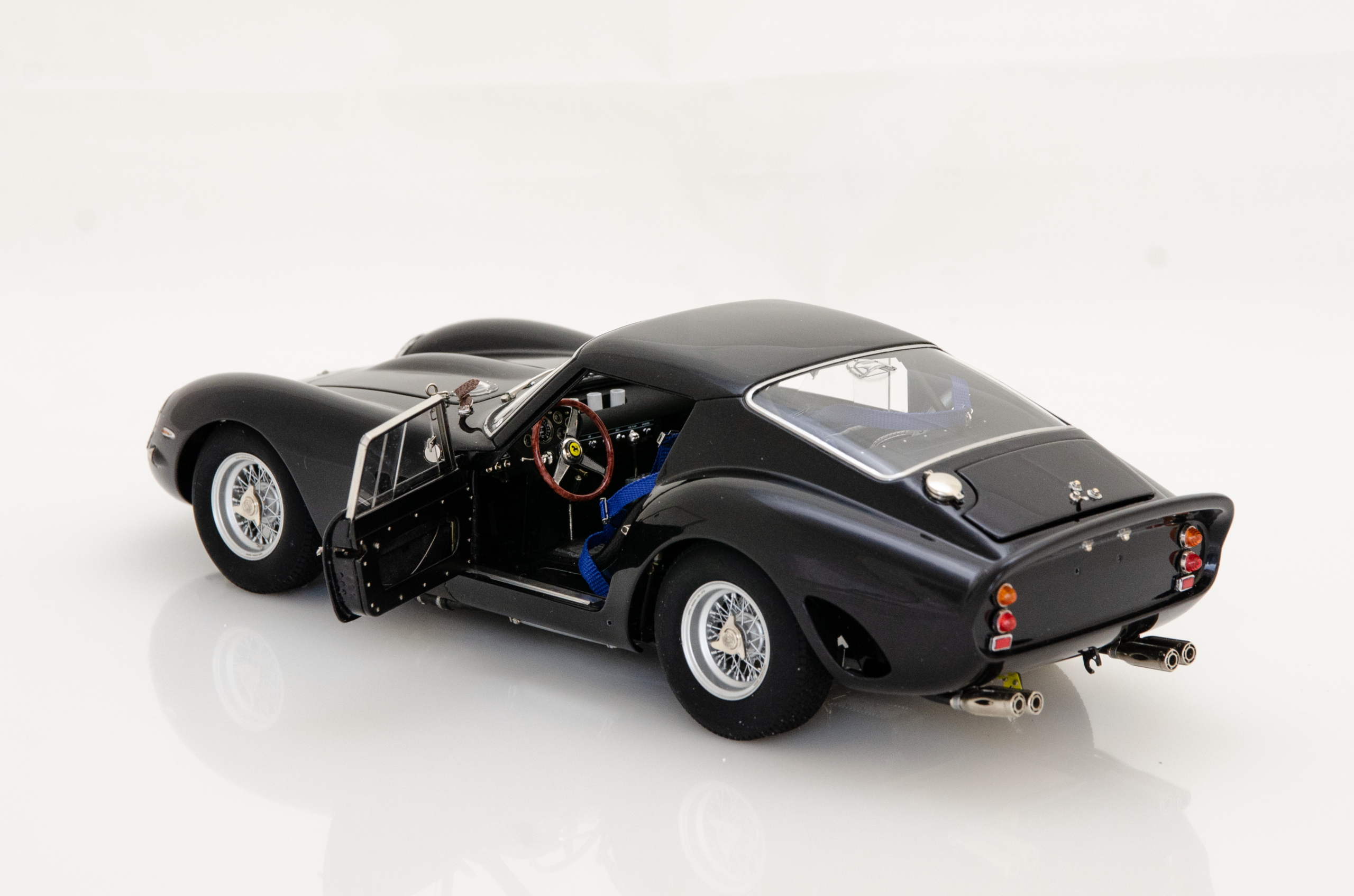 Martisan Ferrari 250 GTO Black sapphire metallic mit Kupferkarosserie one of 299 - 1/18 - صورة Martisan Ferrari 250 GTO Black sapphire metallic mit Kupferkarosserie one of 299 - 1/18 - صورة 4