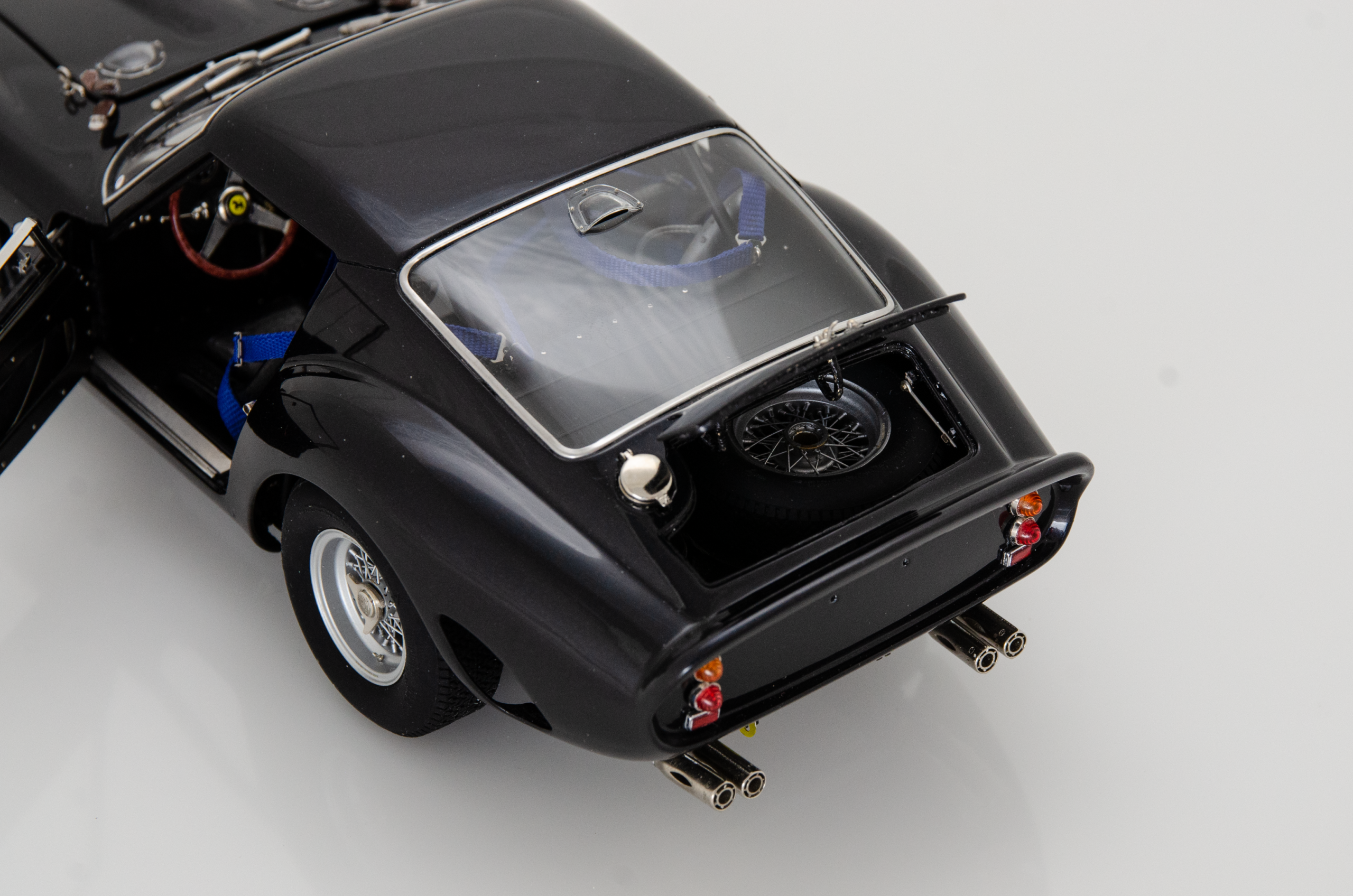 Martisan Ferrari 250 GTO Black sapphire metallic mit Kupferkarosserie one of 299 - 1/18 - صورة Martisan Ferrari 250 GTO Black sapphire metallic mit Kupferkarosserie one of 299 - 1/18 - صورة 6