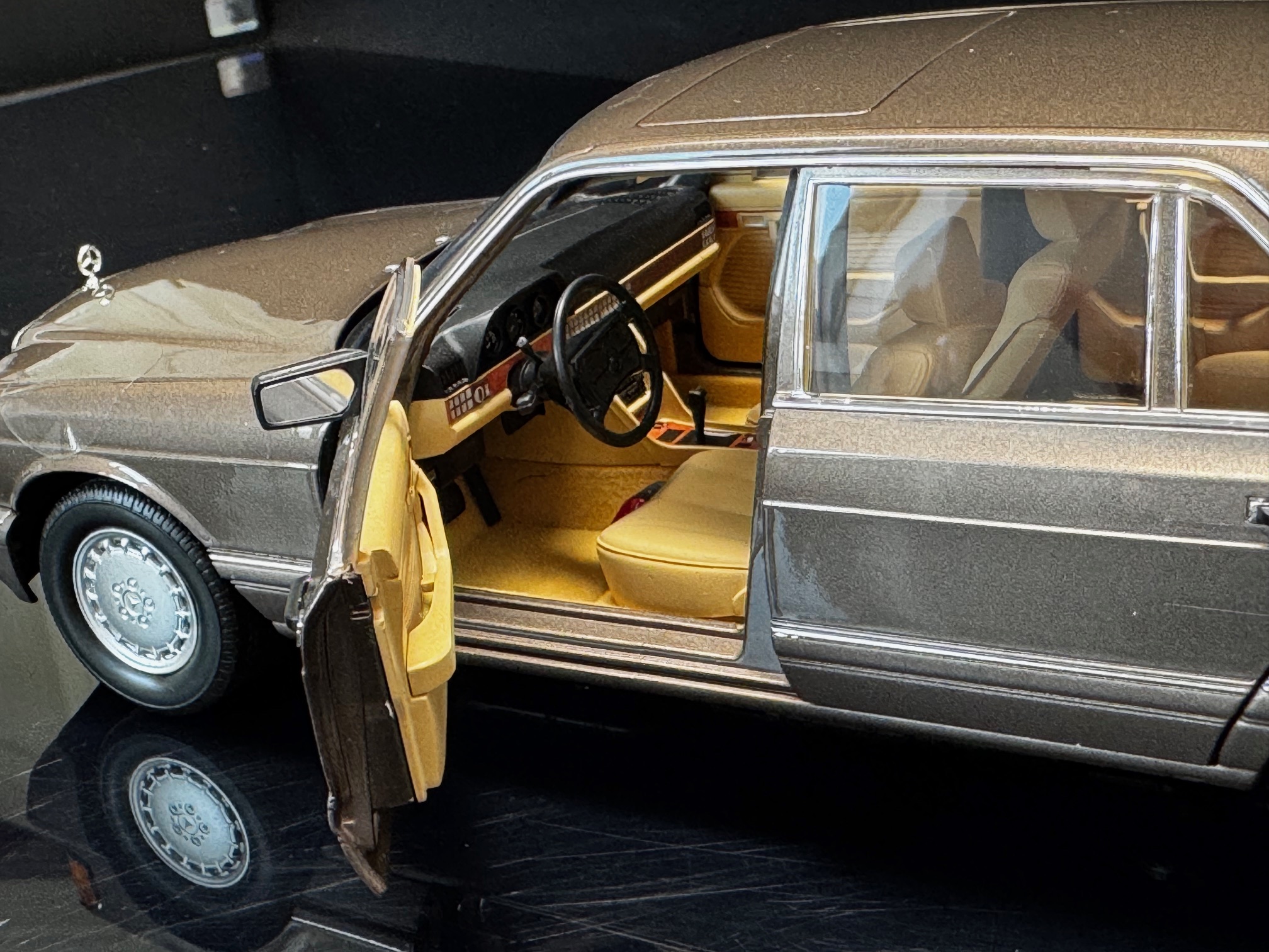 ノレフ メルセデス・ベンツ 560 SEL (1985-1991) インパラ ブラウン 1/18