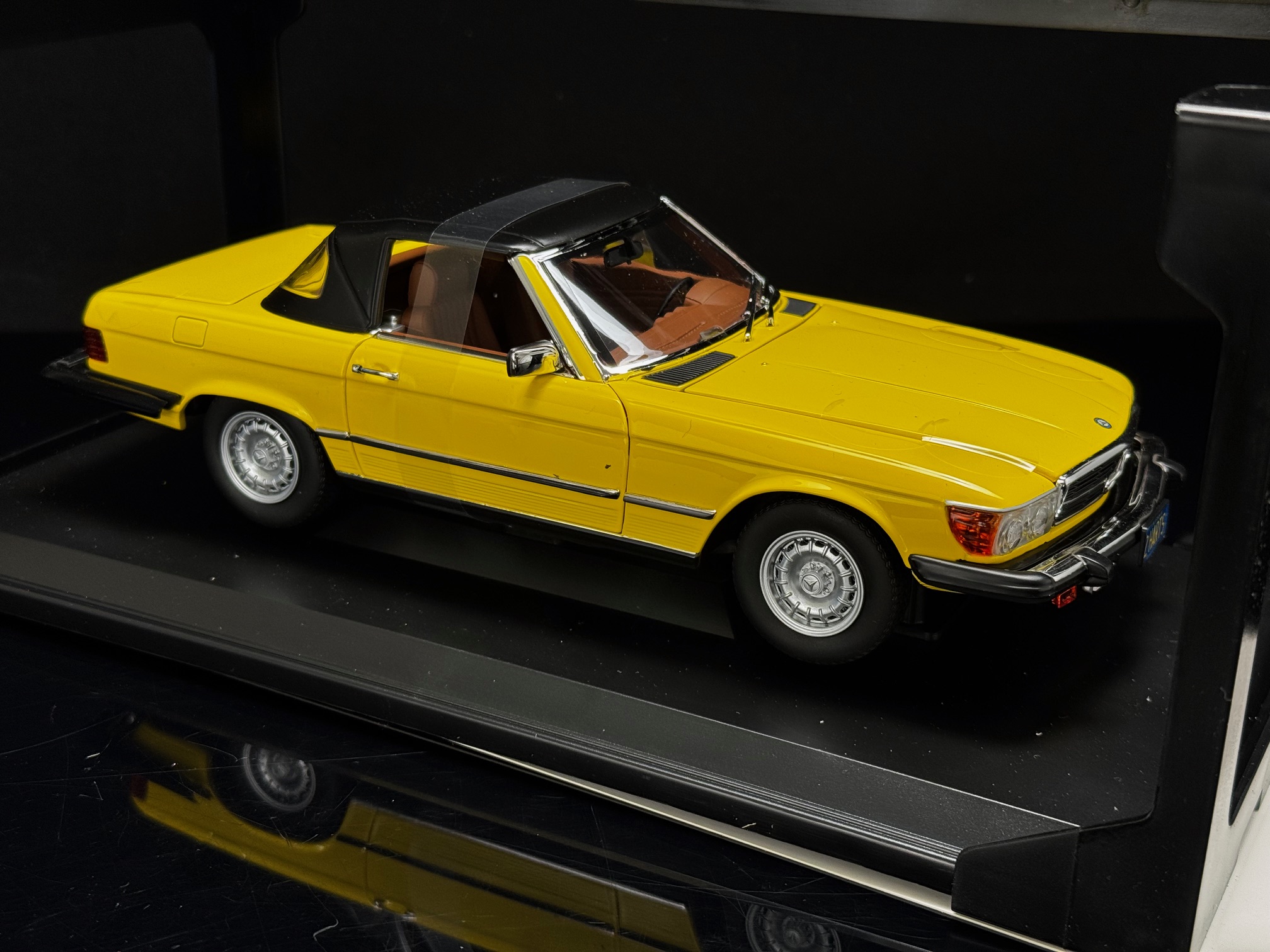 メルセデスベンツ 1971年モデル 1/18sスケールイエロー レースカー 38 ノレフ メルセデス・ベンツ 450 SL 1979 USバージョン イエロー 1/18