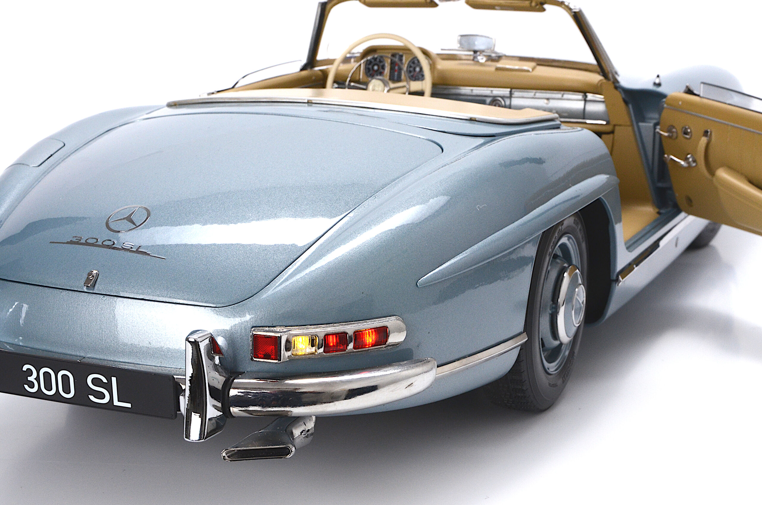 IXO Mercedes 300 SL Roadster blau modelcars24 exklusive Bausatz 1:8 - 1/8 - صورة IXO Mercedes 300 SL Roadster blau modelcars24 exklusive Bausatz 1:8 - 1/8 - صورة 12