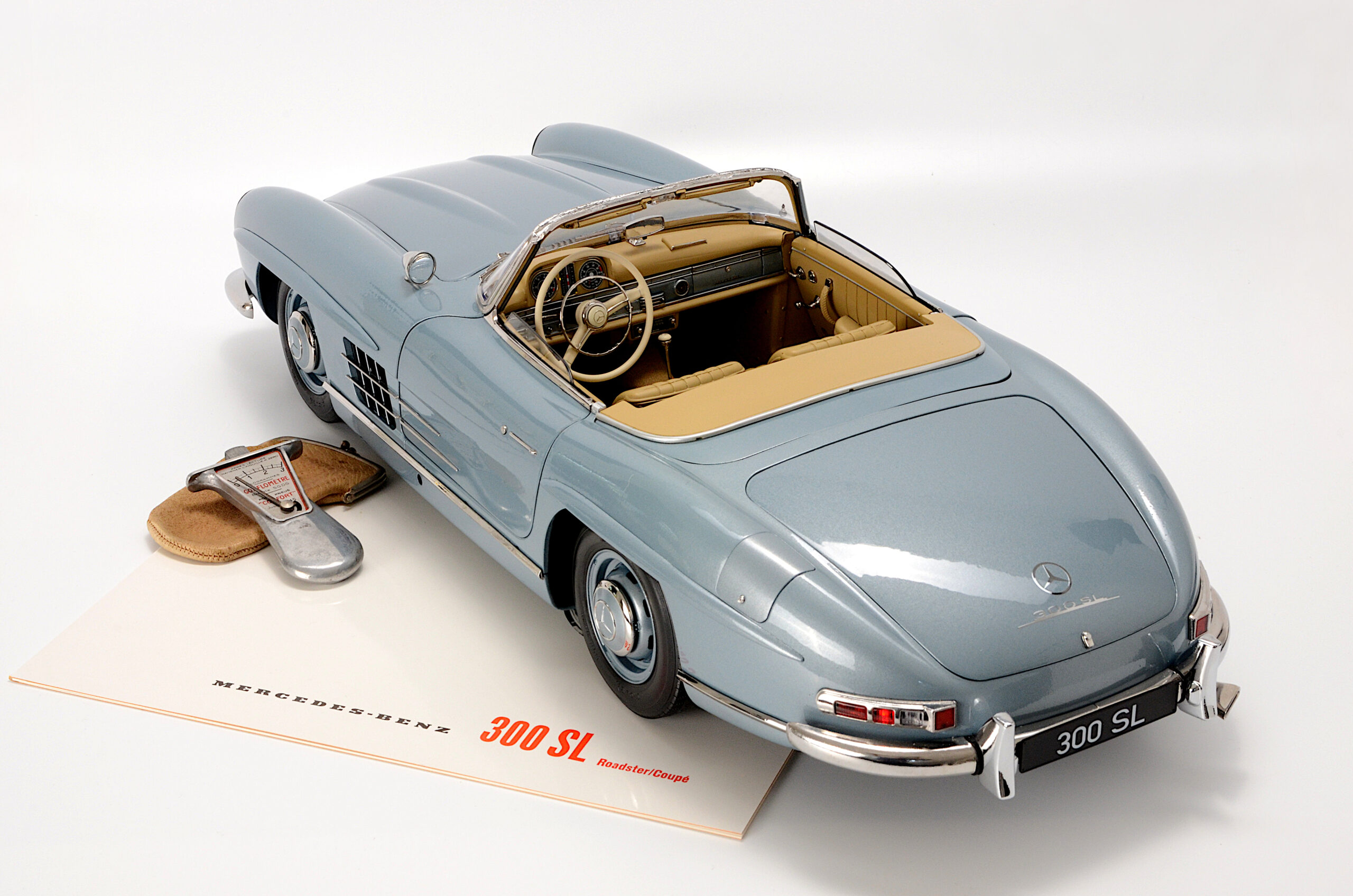 IXO Mercedes 300 SL Roadster blau modelcars24 exklusive Bausatz 1:8 - 1/8 - صورة IXO Mercedes 300 SL Roadster blau modelcars24 exklusive Bausatz 1:8 - 1/8 - صورة 4