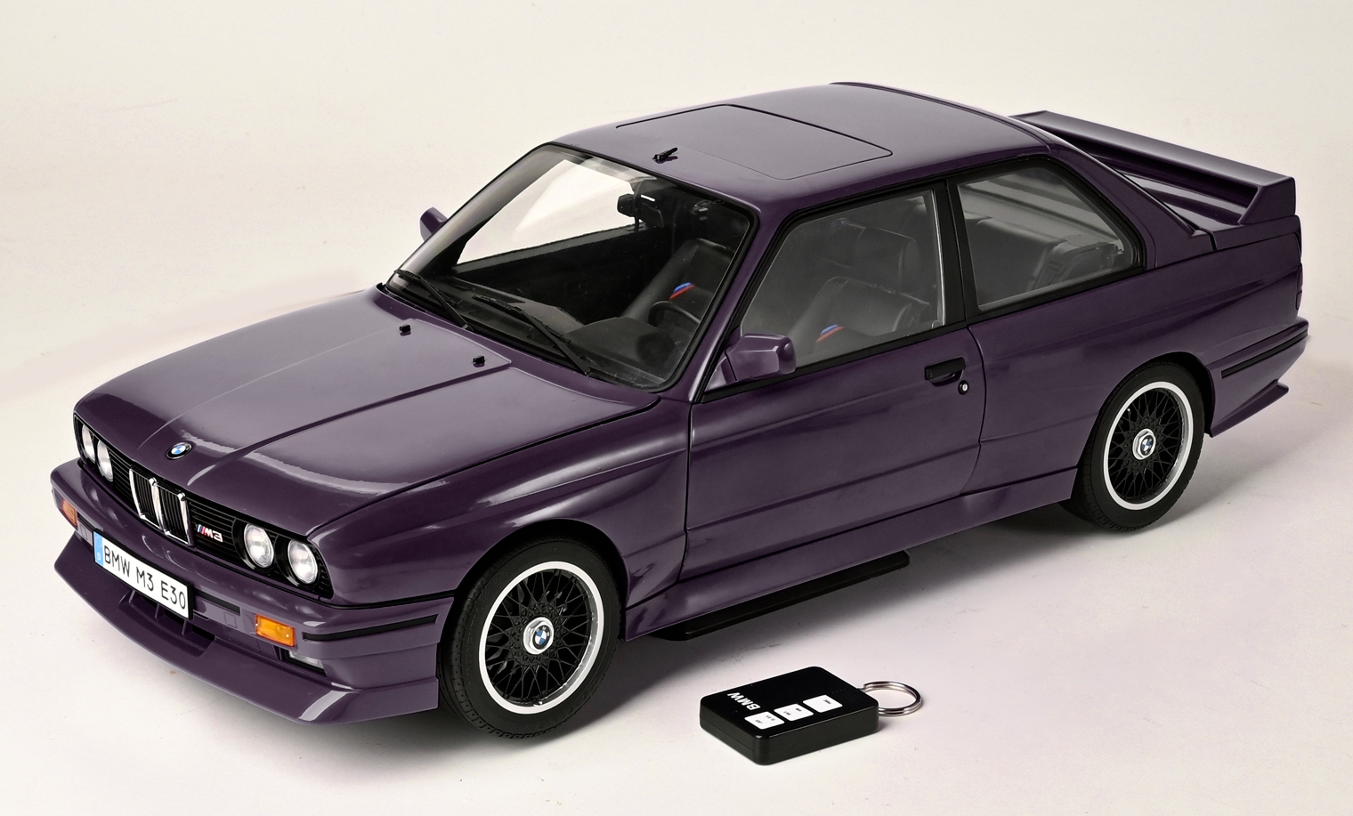 IXO BMW M3 E30 Macao Blau
