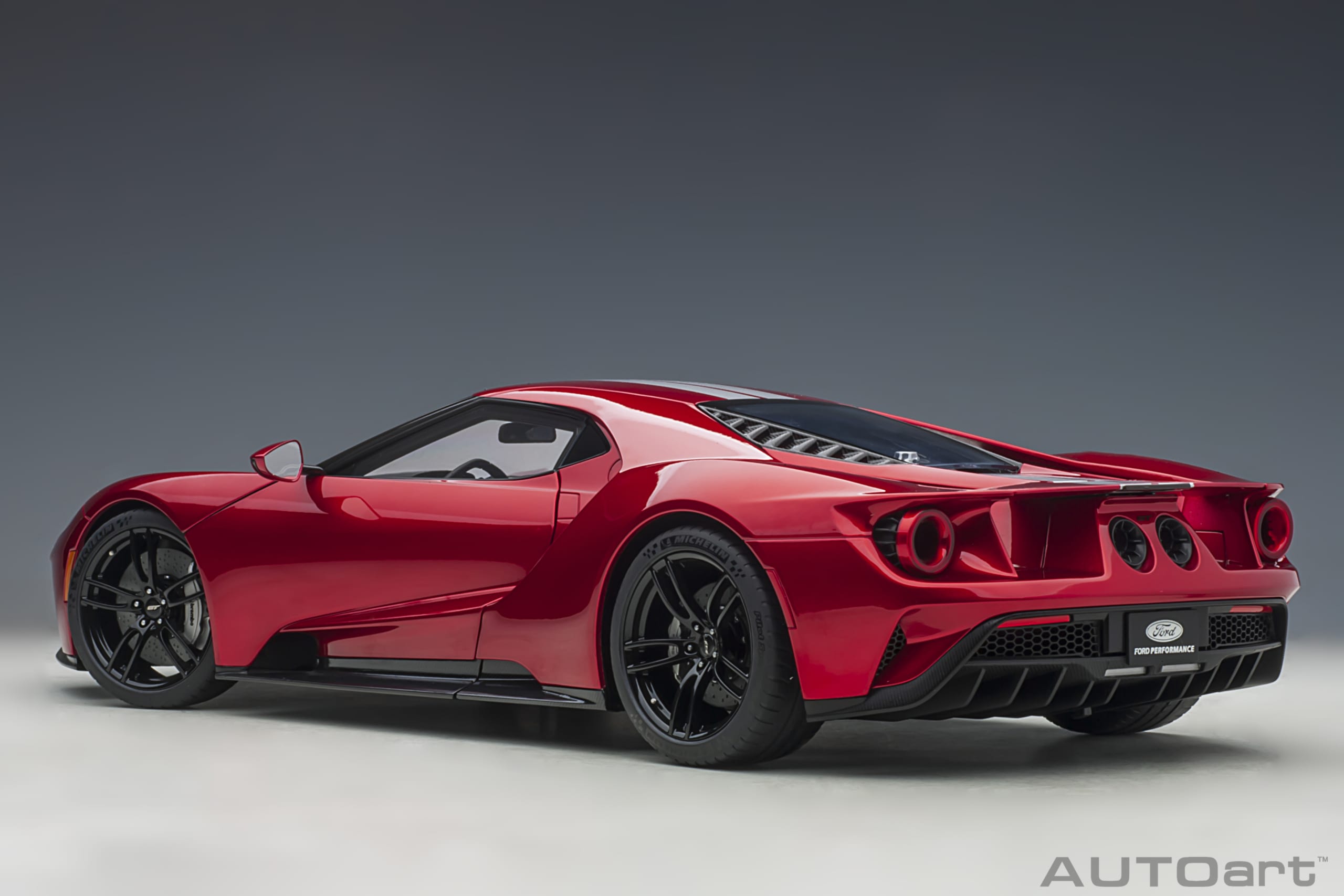 AUTOart Ford GT 2017 1:12 - Liquid Red / Silver Stripes – Bild 2