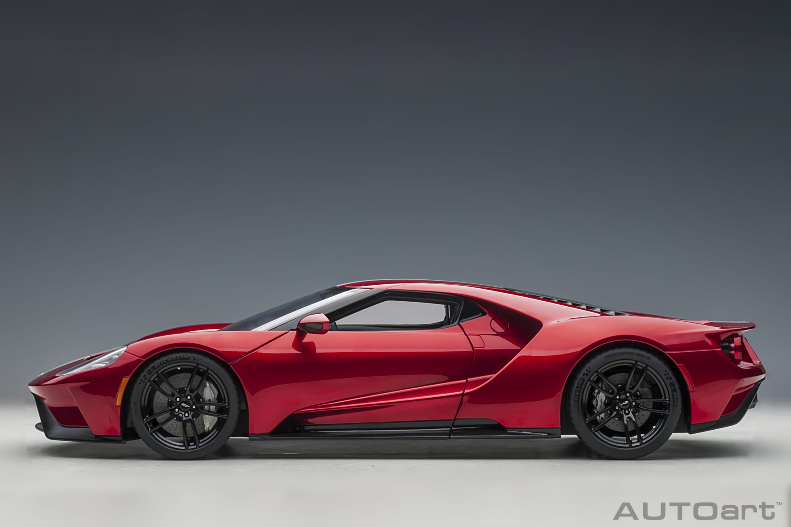 AUTOart Ford GT 2017 1:12 - Liquid Red / Silver Stripes – Bild 3