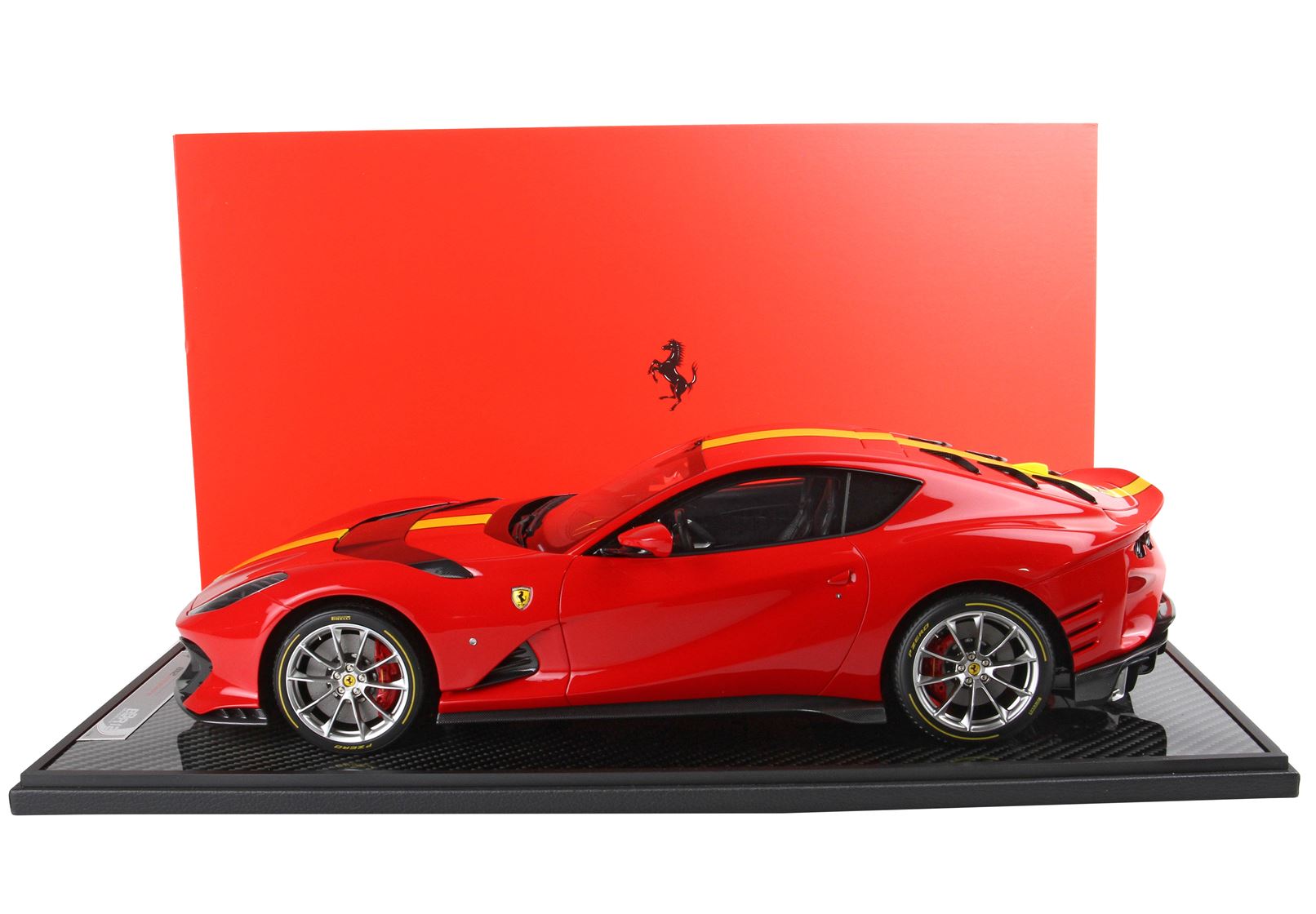 BBR Ferrari 812 Competizione Yellow Stripe - Rosso Corsa 322 Red | 1:12 - Imagen 4