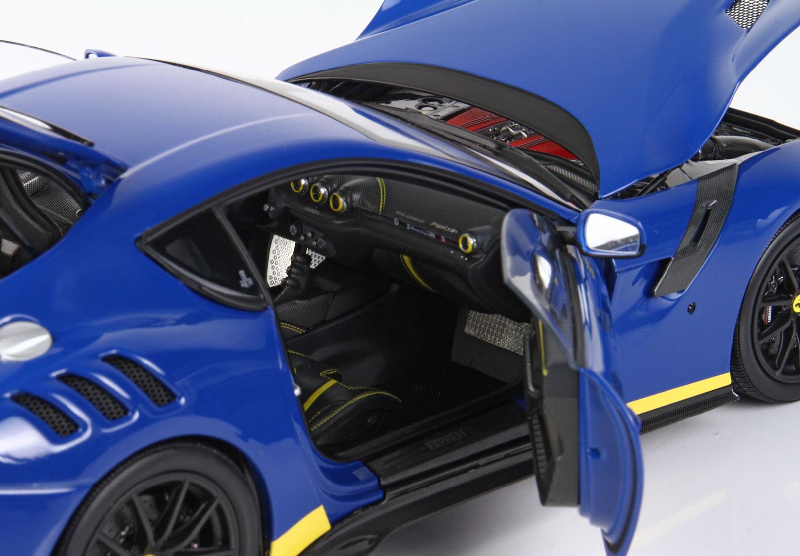BBR Ferrari F12 TDF - Dino Blue / Yellow Details | 1:18 - Imagen 7
