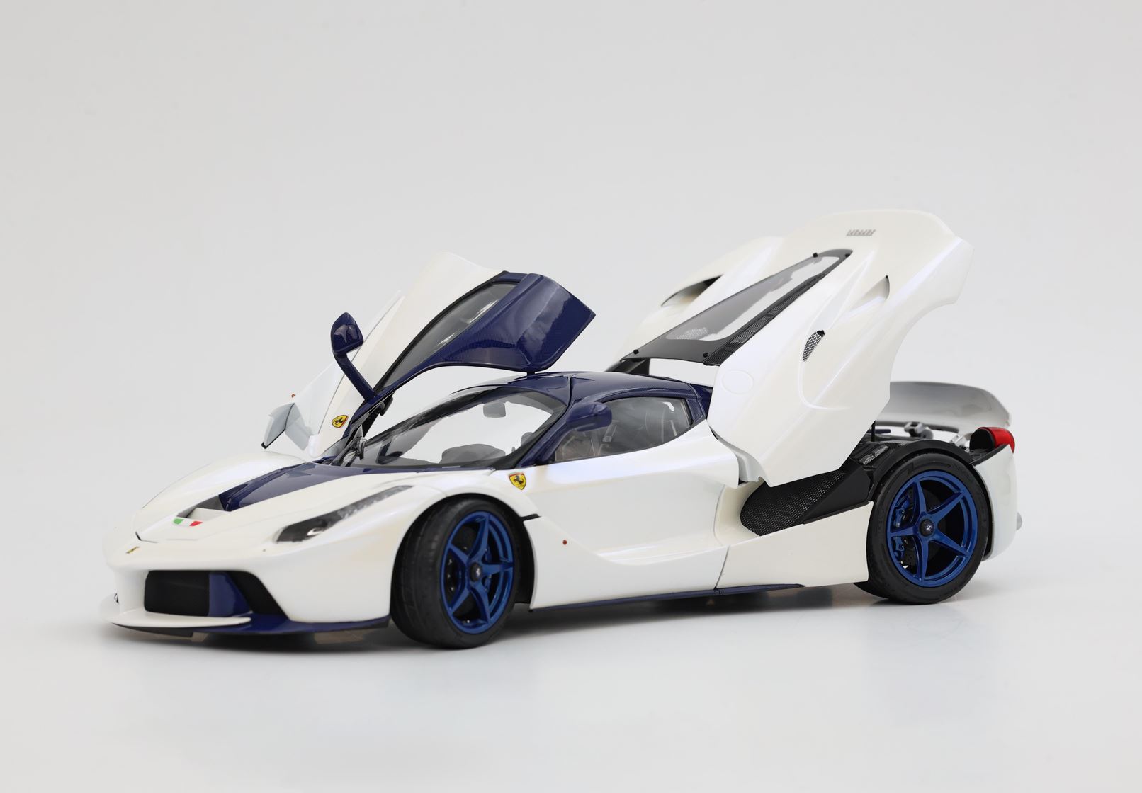 BBR Ferrari LaFerrari 2012 Special Pack - Birdcage White | 1:18 – Bild 5