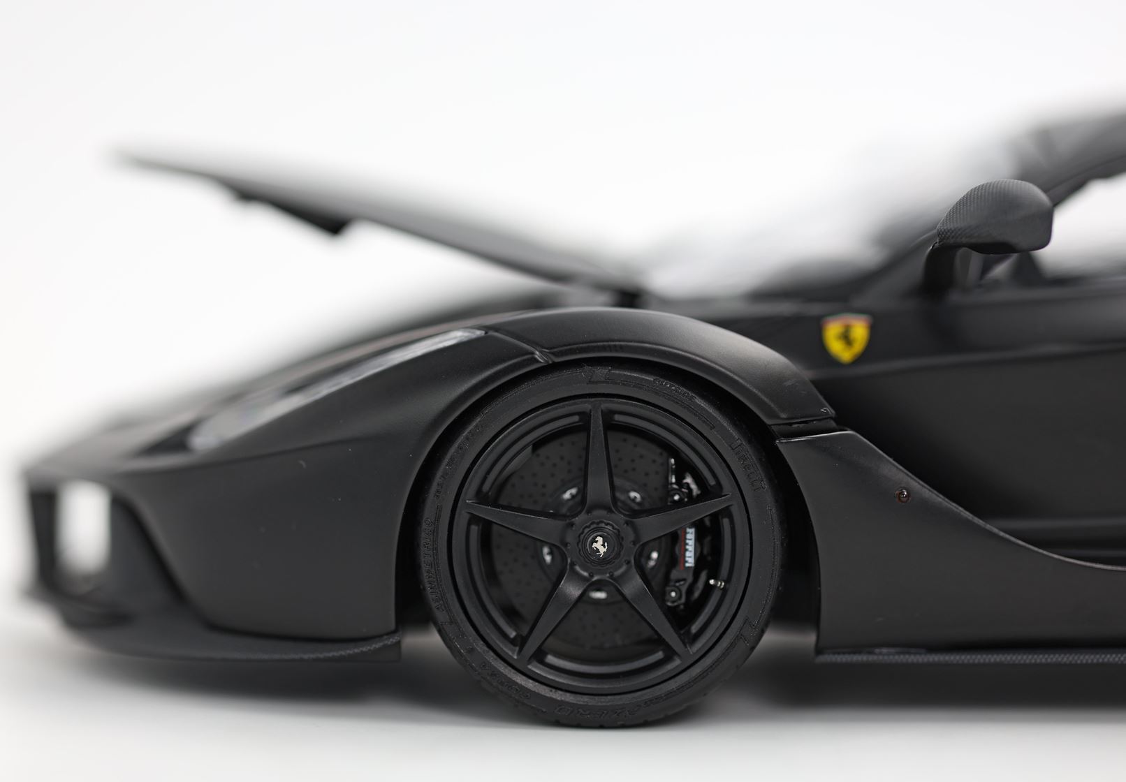 BBR Ferrari LaFerrari 2012 - Matte Black with Matte Carbon Roof | 1:18 - Imagen 10