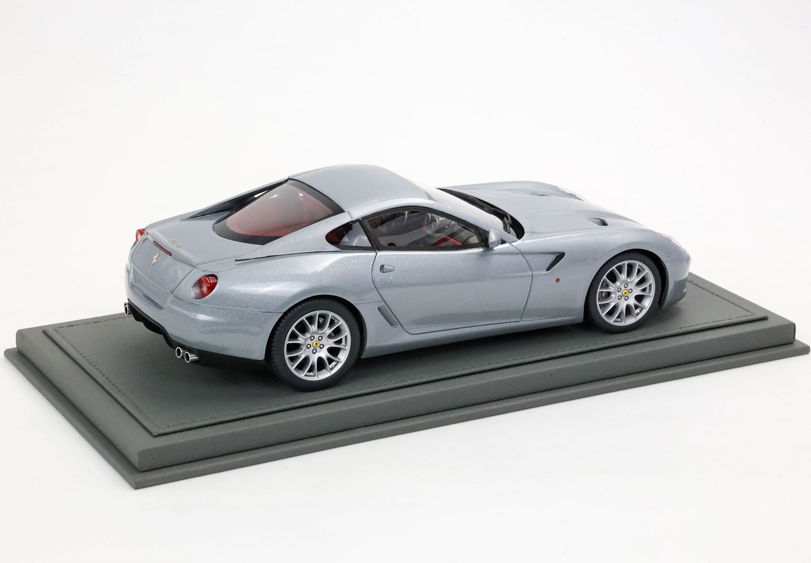 BBR Ferrari 599 GTB Fiorano 2006 - Titanium Grey | 1:18 - Imagen 2