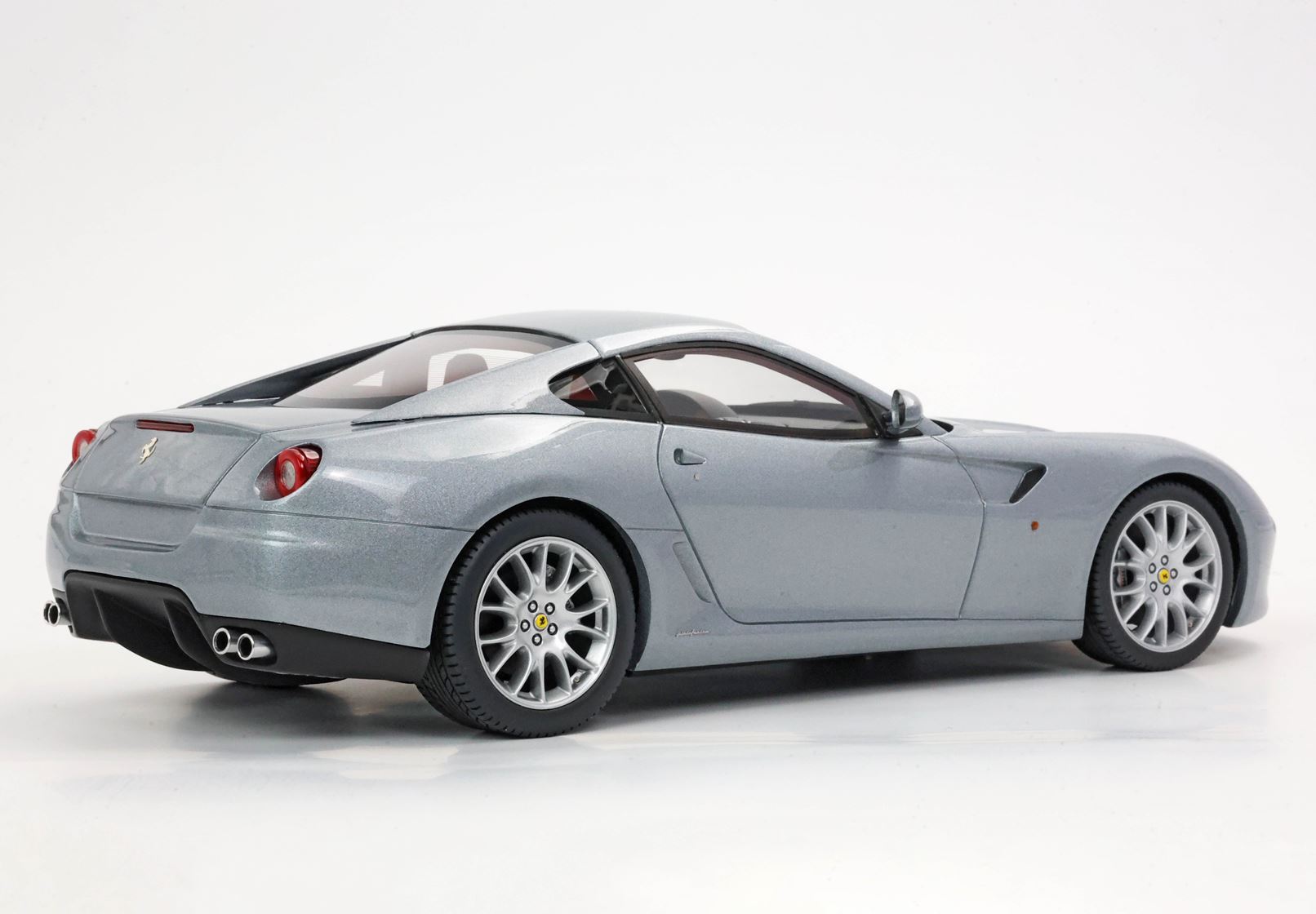 BBR Ferrari 599 GTB Fiorano 2006 - Titanium Grey | 1:18 - Imagen 5