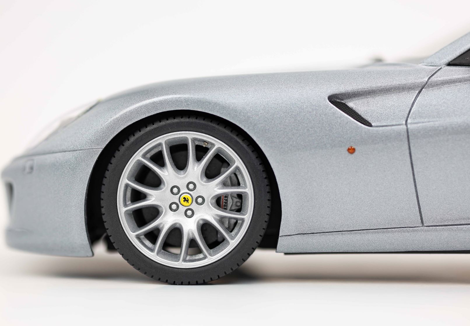 BBR Ferrari 599 GTB Fiorano 2006 - Titanium Grey | 1:18 - Imagen 8