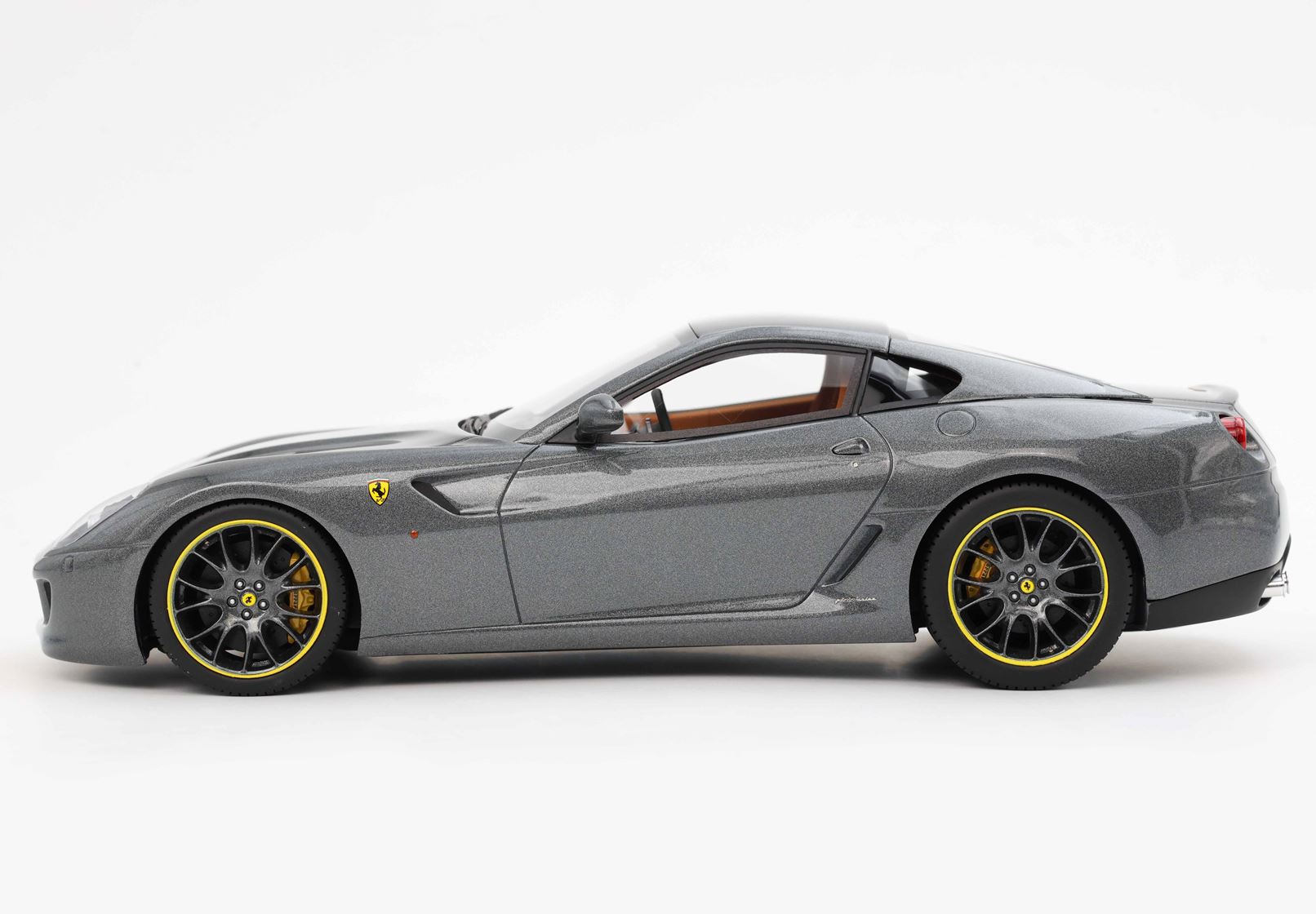 BBR Ferrari 599 GTB Fiorano 2006 - Silverstone Grey | 1:18 - Imagen 5