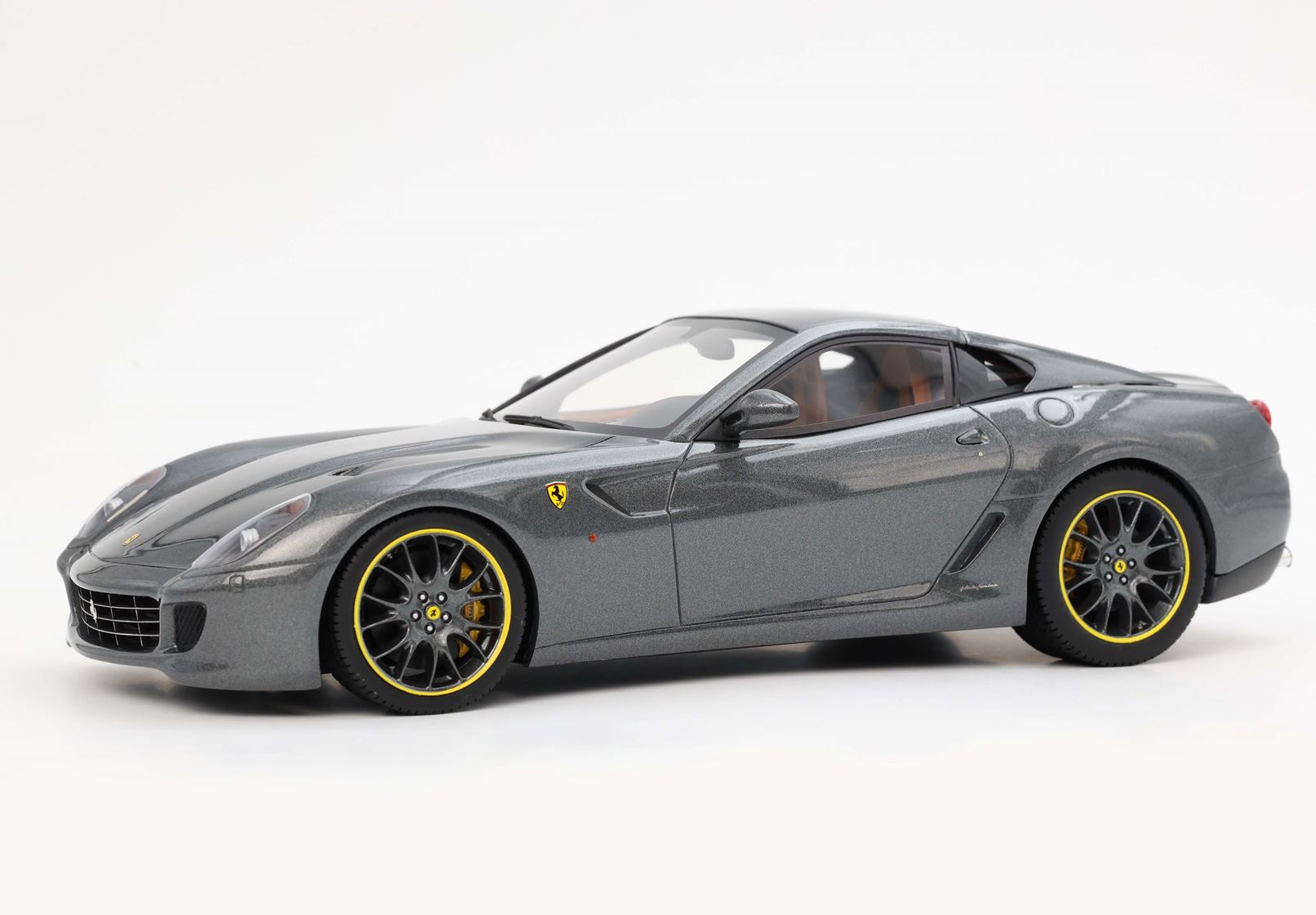 BBR Ferrari 599 GTB Fiorano 2006 - Silverstone Grey | 1:18 - Imagen 6