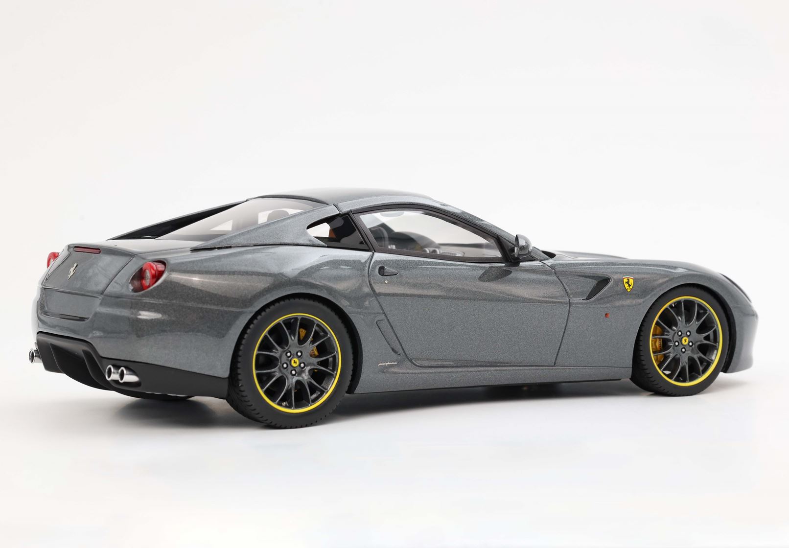 BBR Ferrari 599 GTB Fiorano 2006 - Silverstone Grey | 1:18 - Imagen 7